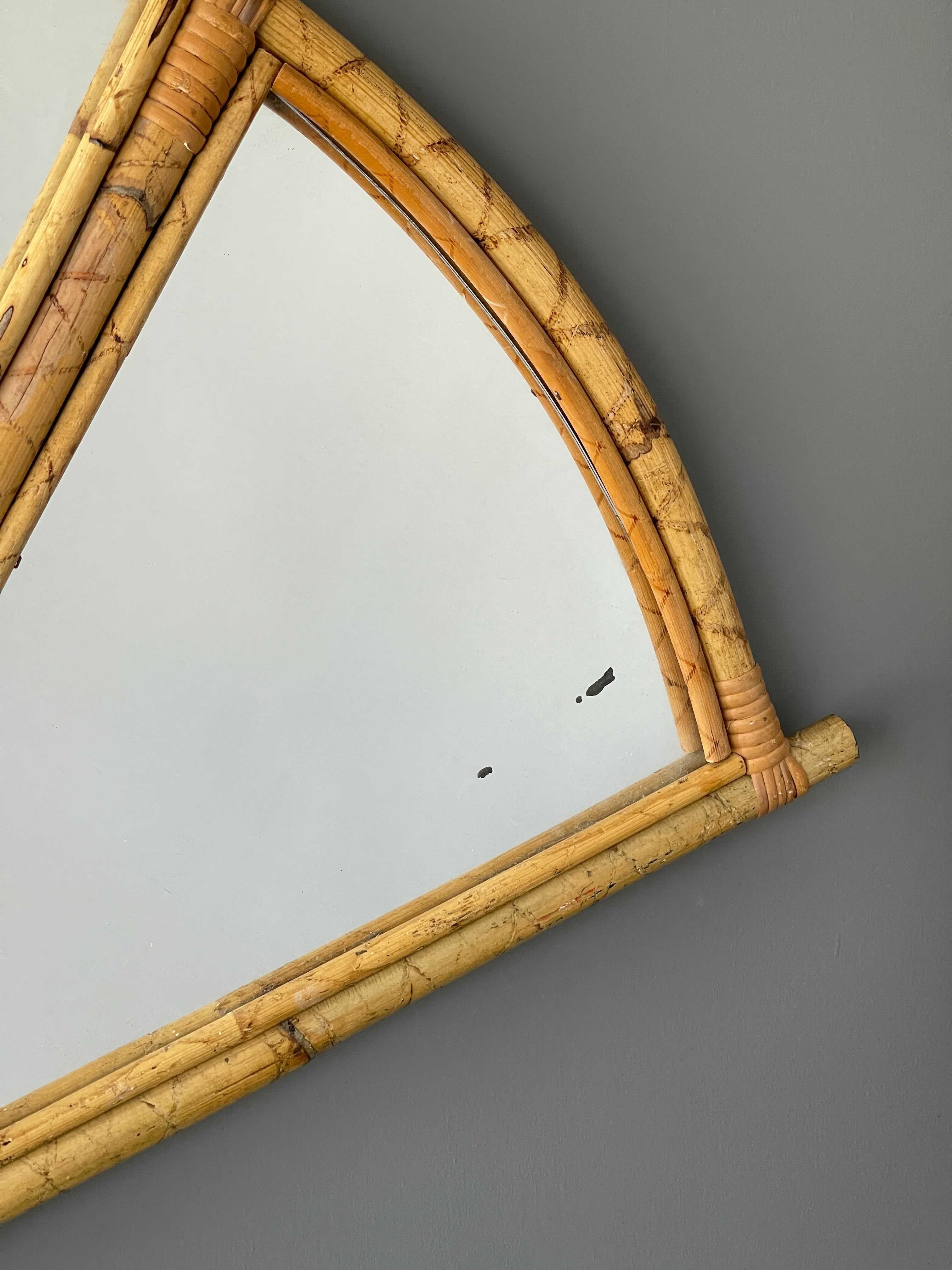 Un miroir mural, produit en Italie, années 1950. Le verre miroir coupé est encadré de bambou et de rotin.

Parmi les autres designers de l'époque, citons Gio Ponti, Fontana Arte, Max Ingrand, Franco Albini et Josef Frank.