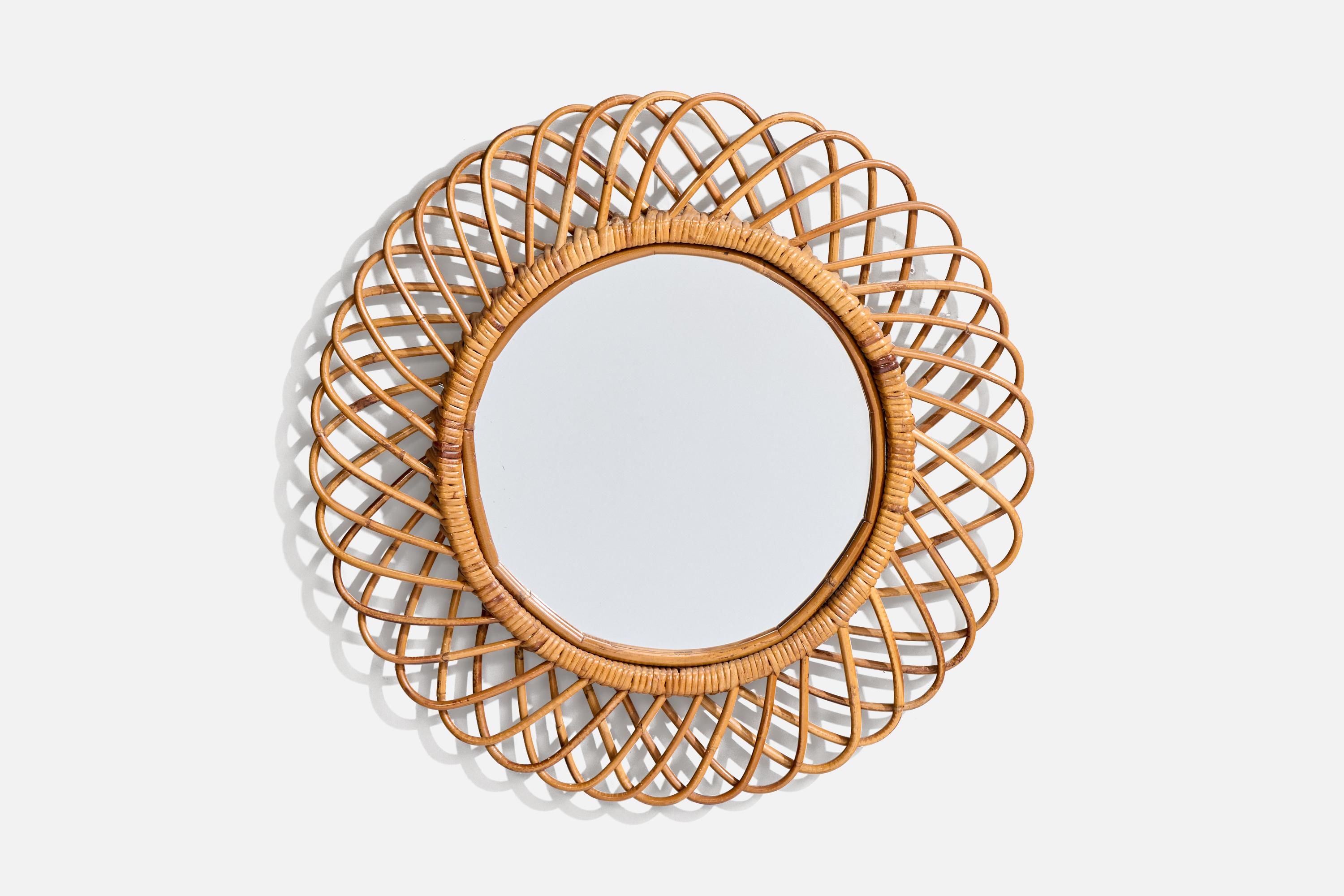 Specchio da parete, prodotto in Italia, anni '50. Il vetro a specchio tagliato è incorniciato in bambù e rattan

Altri designer del periodo sono Gio Ponti, Fontana Arte, Max Ingrand, Franco Albini e Josef Frank.

Non include la ferramenta di