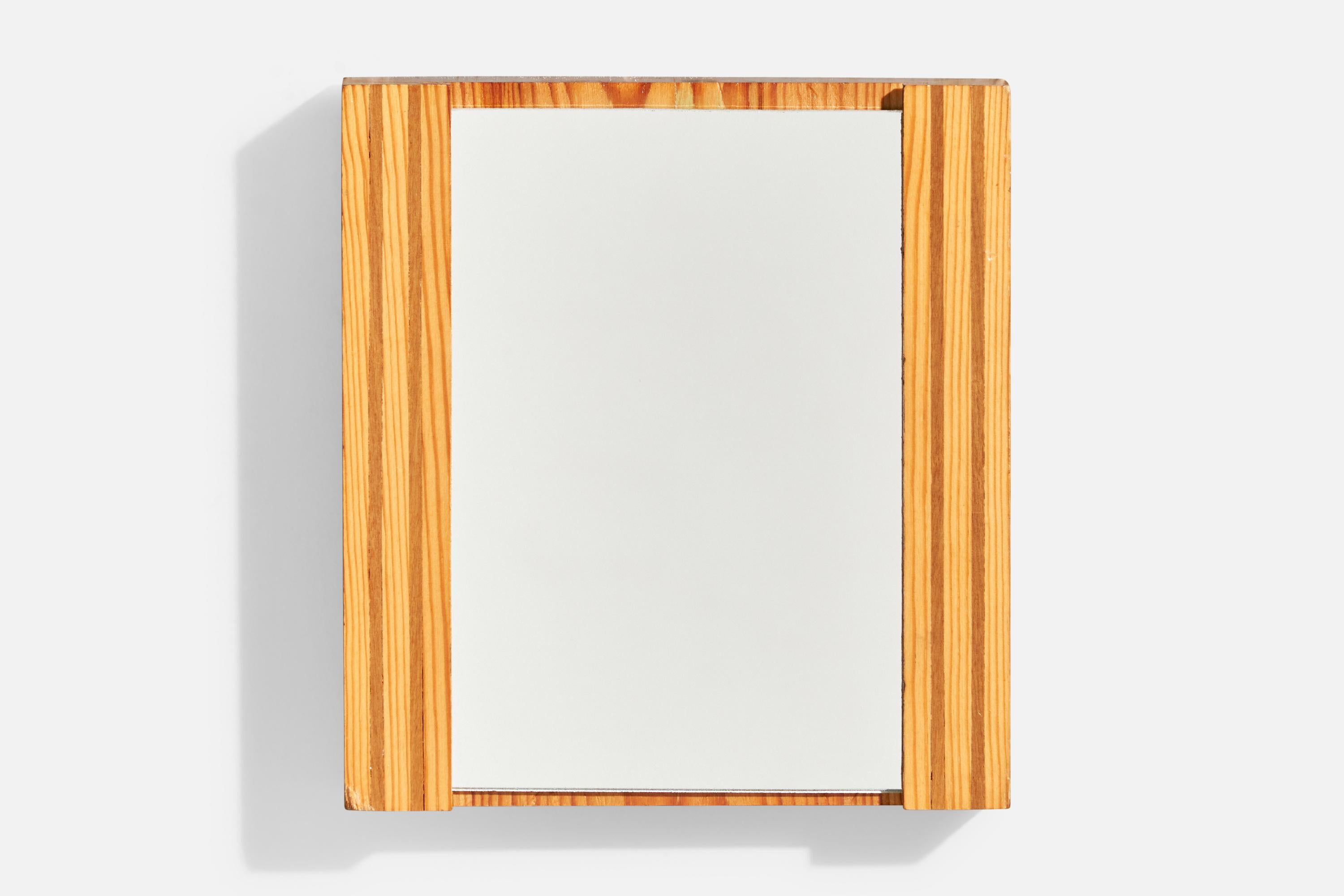 Pequeño espejo de pared o sobremesa de pino, diseñado y fabricado en Italia, c. 1970.

Dimensiones: 7,5