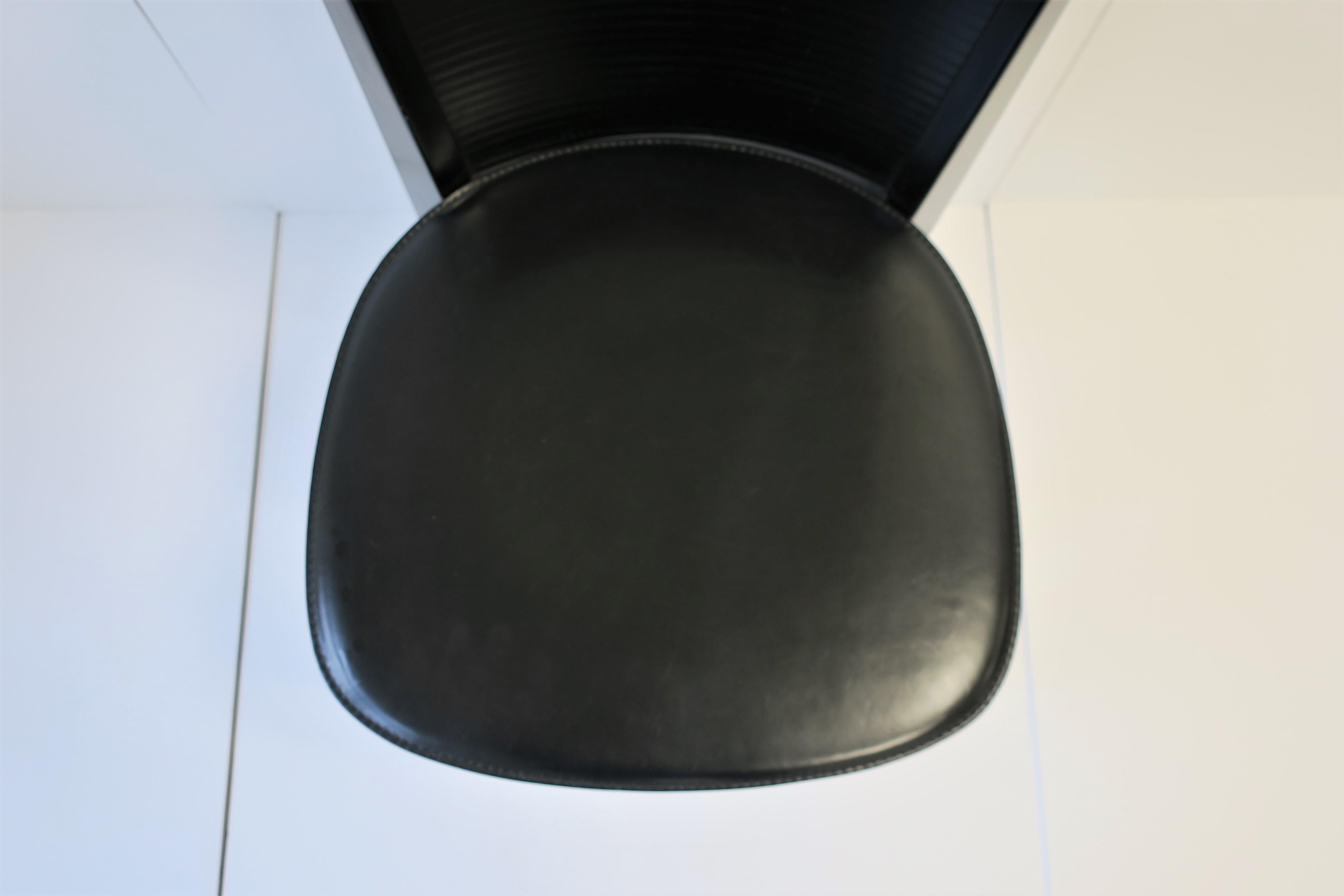 Chaise d'appoint en bois et cuir laqué noir de designer italien postmoderne  en vente 3