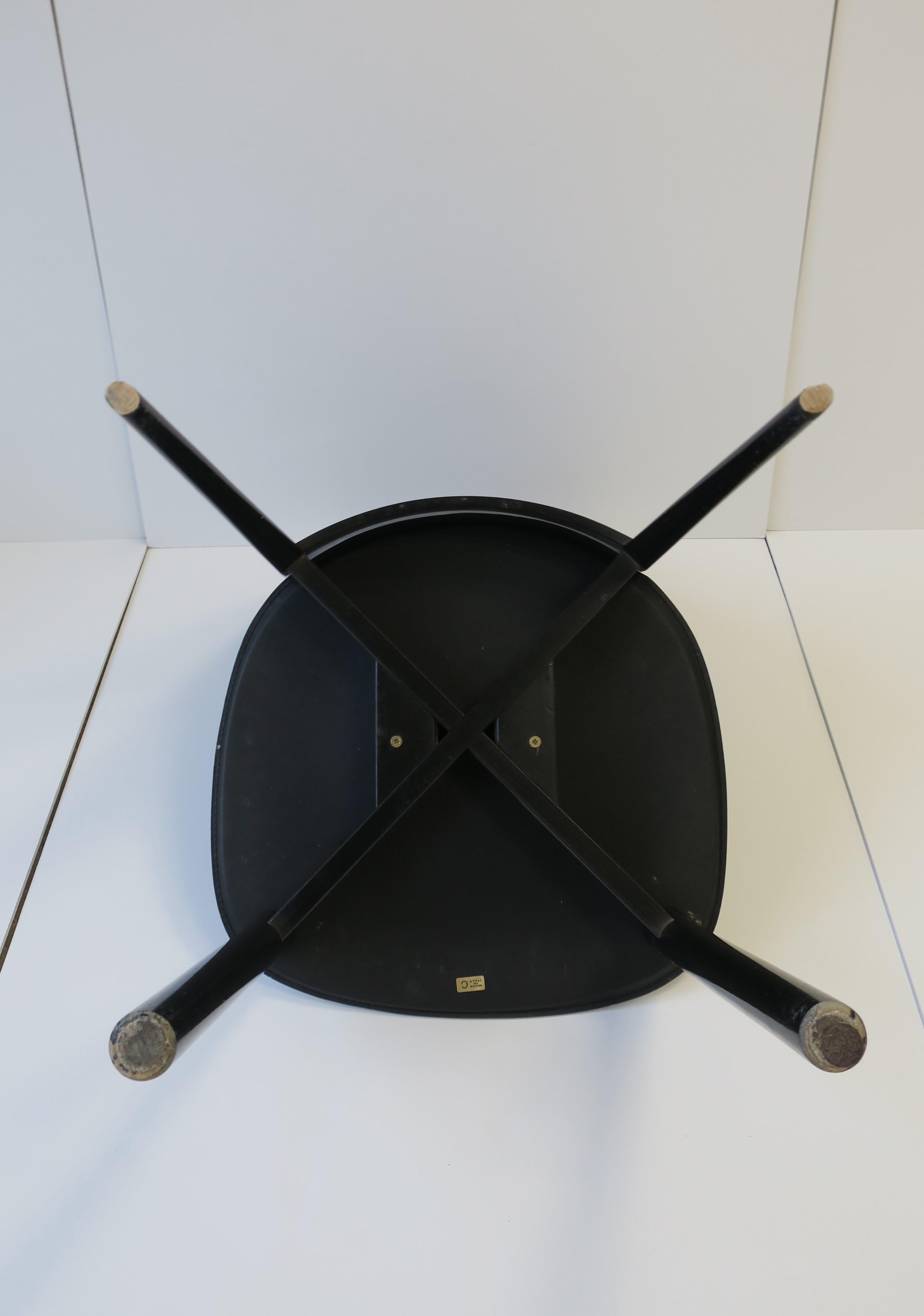 Chaise d'appoint en bois et cuir laqué noir de designer italien postmoderne  en vente 5