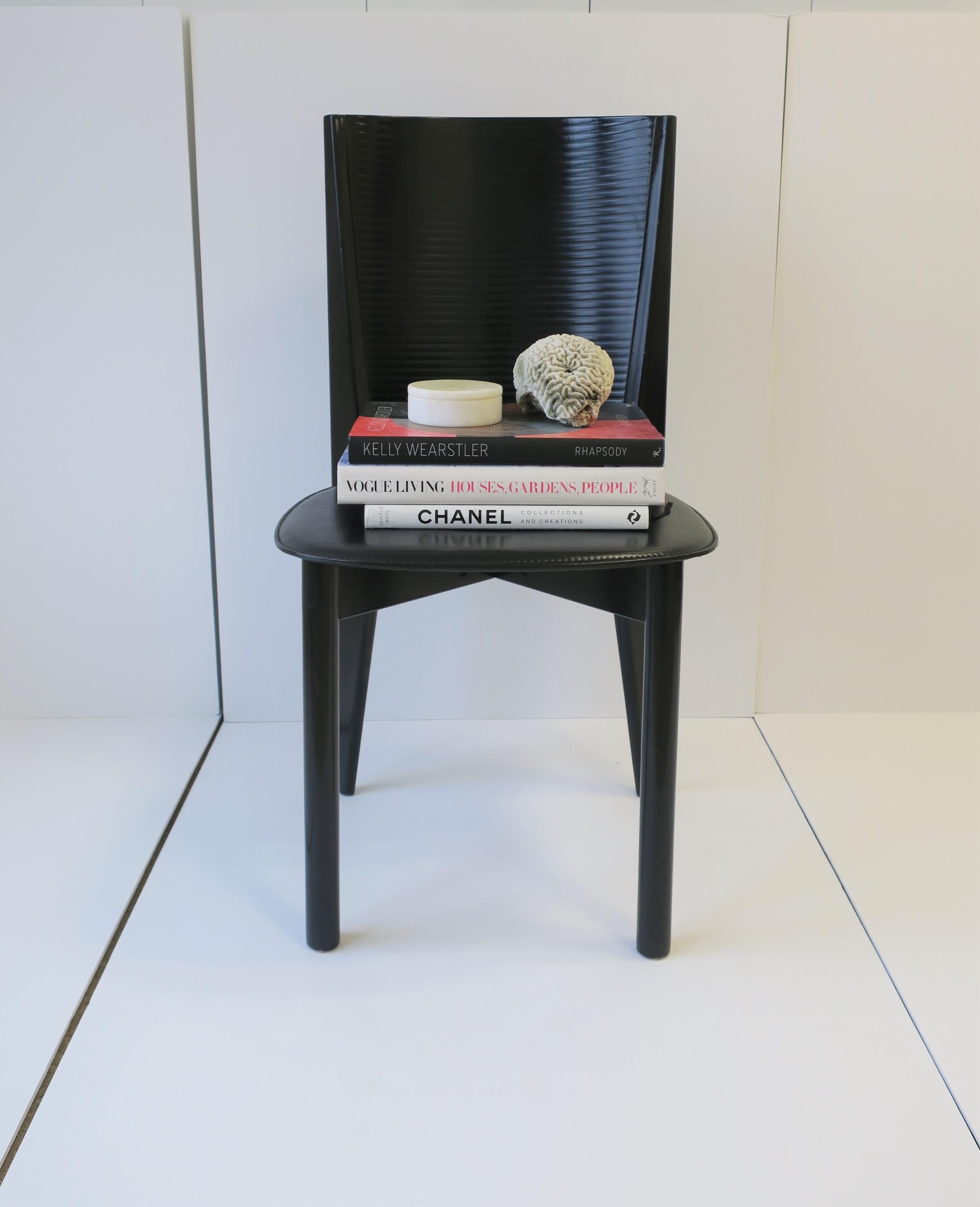 Silla auxiliar italiana de diseño postmoderno de madera lacada en negro y cuero en venta 5