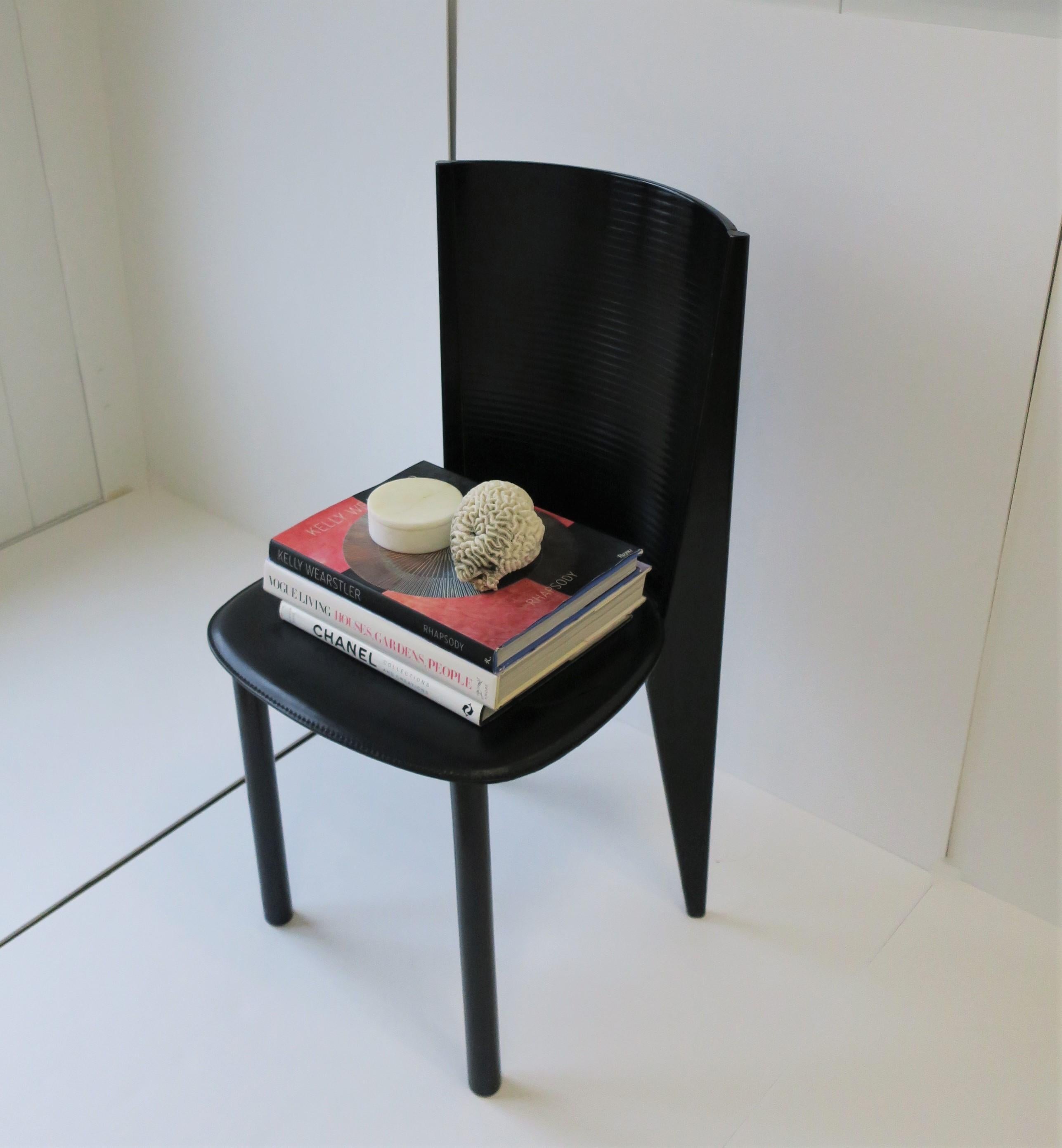 Chaise d'appoint postmoderne en bois laqué noir et cuir de designer italien en vente 7