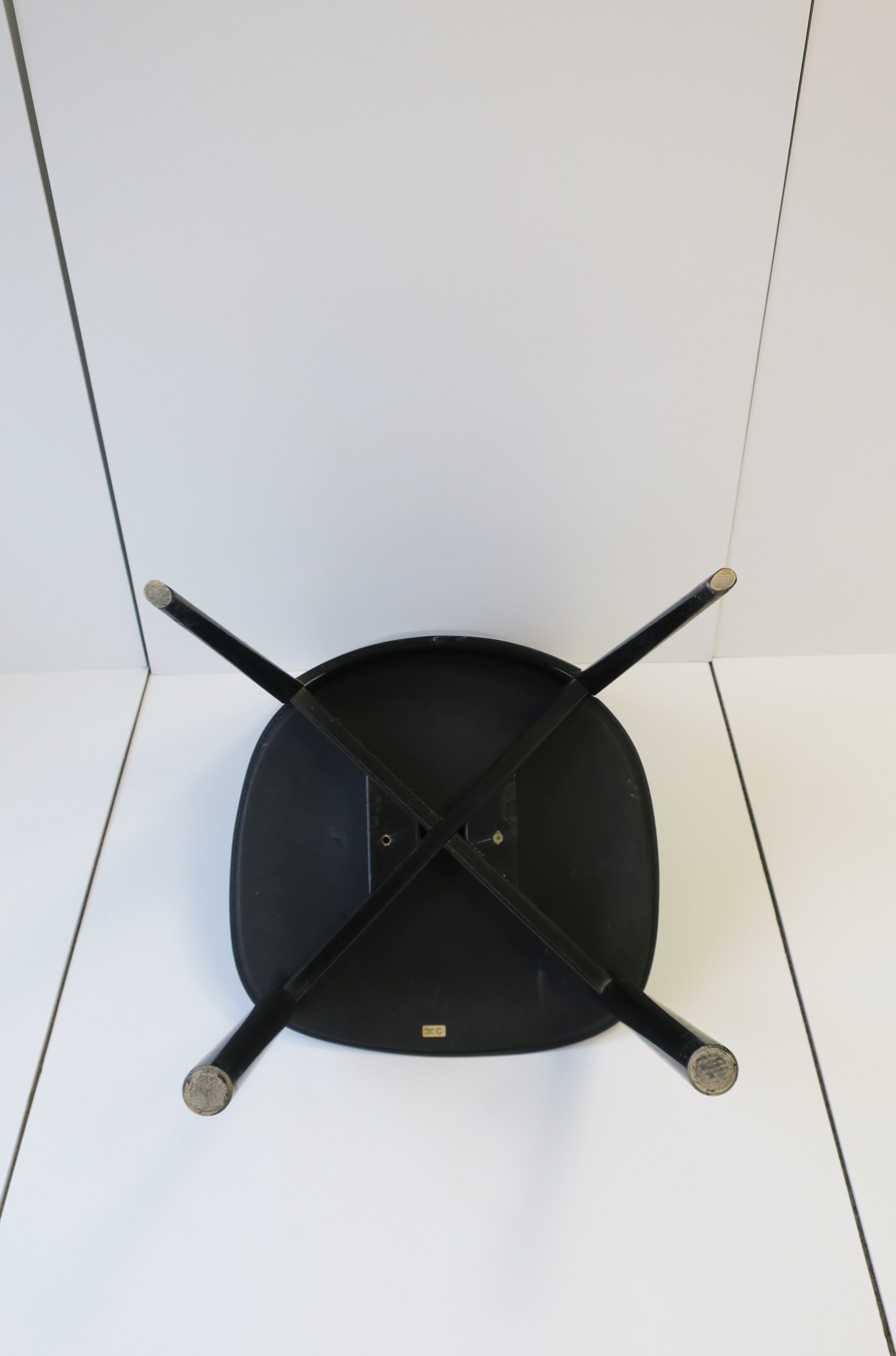 Chaise d'appoint postmoderne en bois laqué noir et cuir de designer italien en vente 11