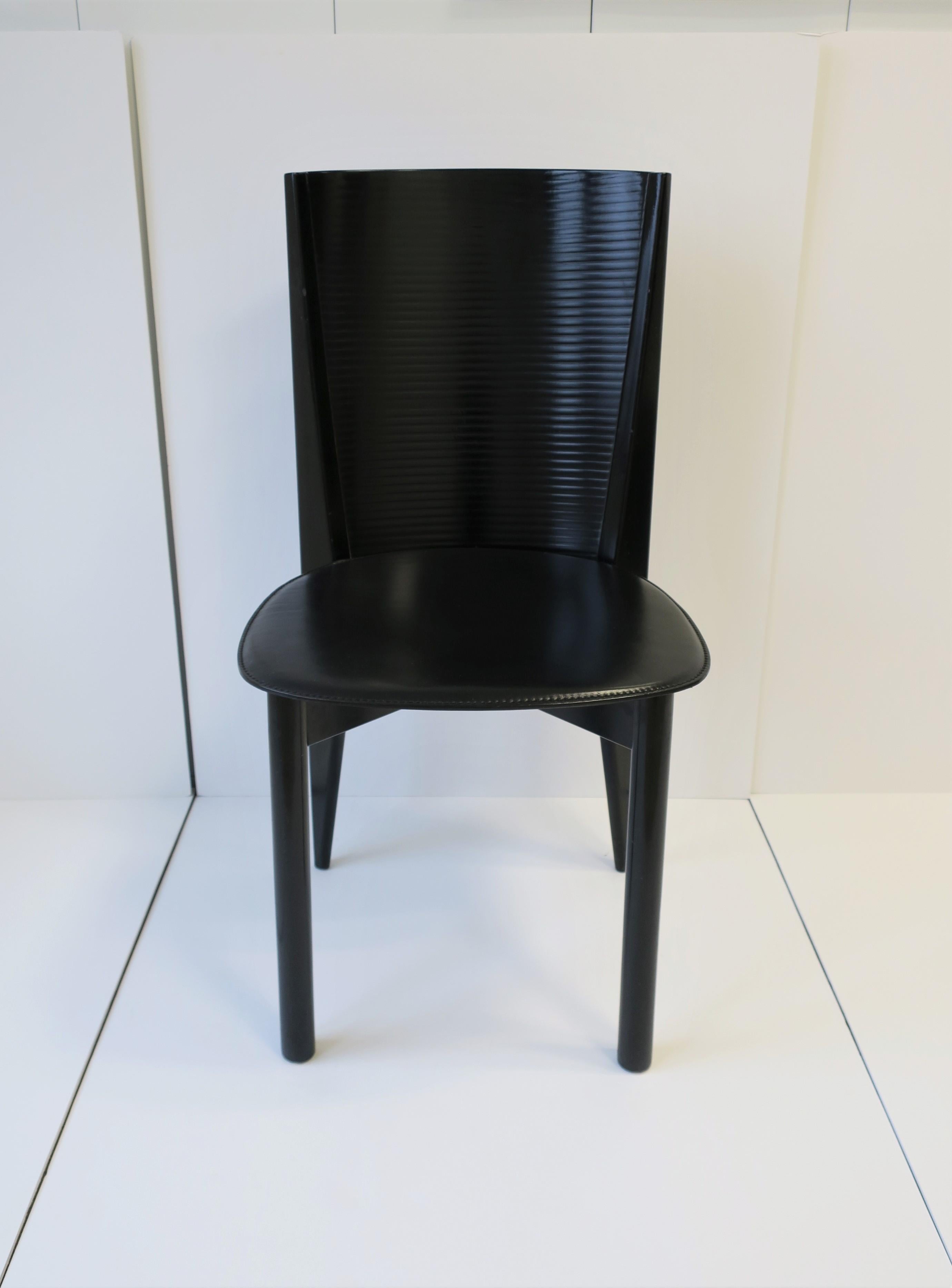 Postmoderne Chaise d'appoint postmoderne en bois laqué noir et cuir de designer italien en vente
