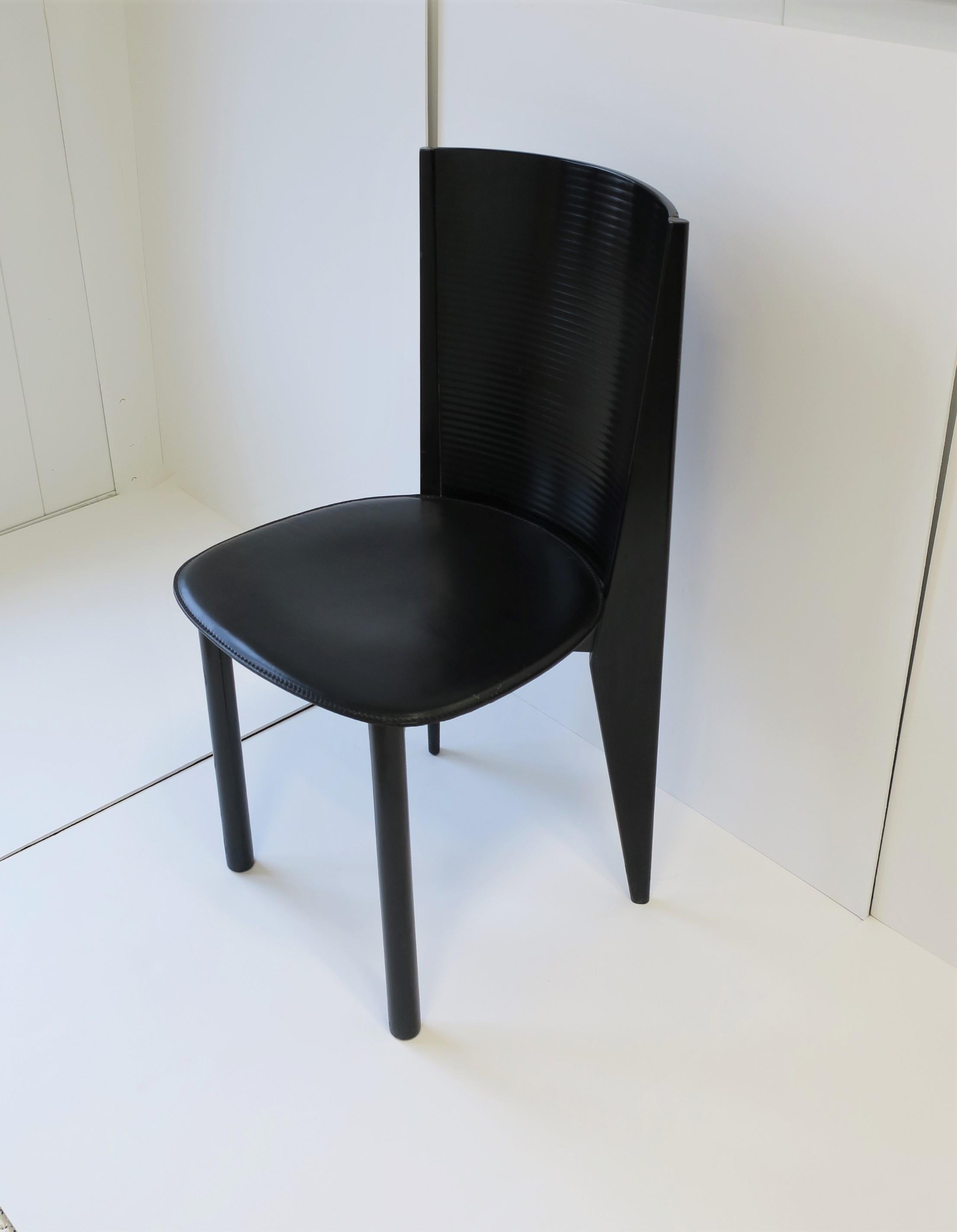 Laqué Chaise d'appoint postmoderne en bois laqué noir et cuir de designer italien en vente
