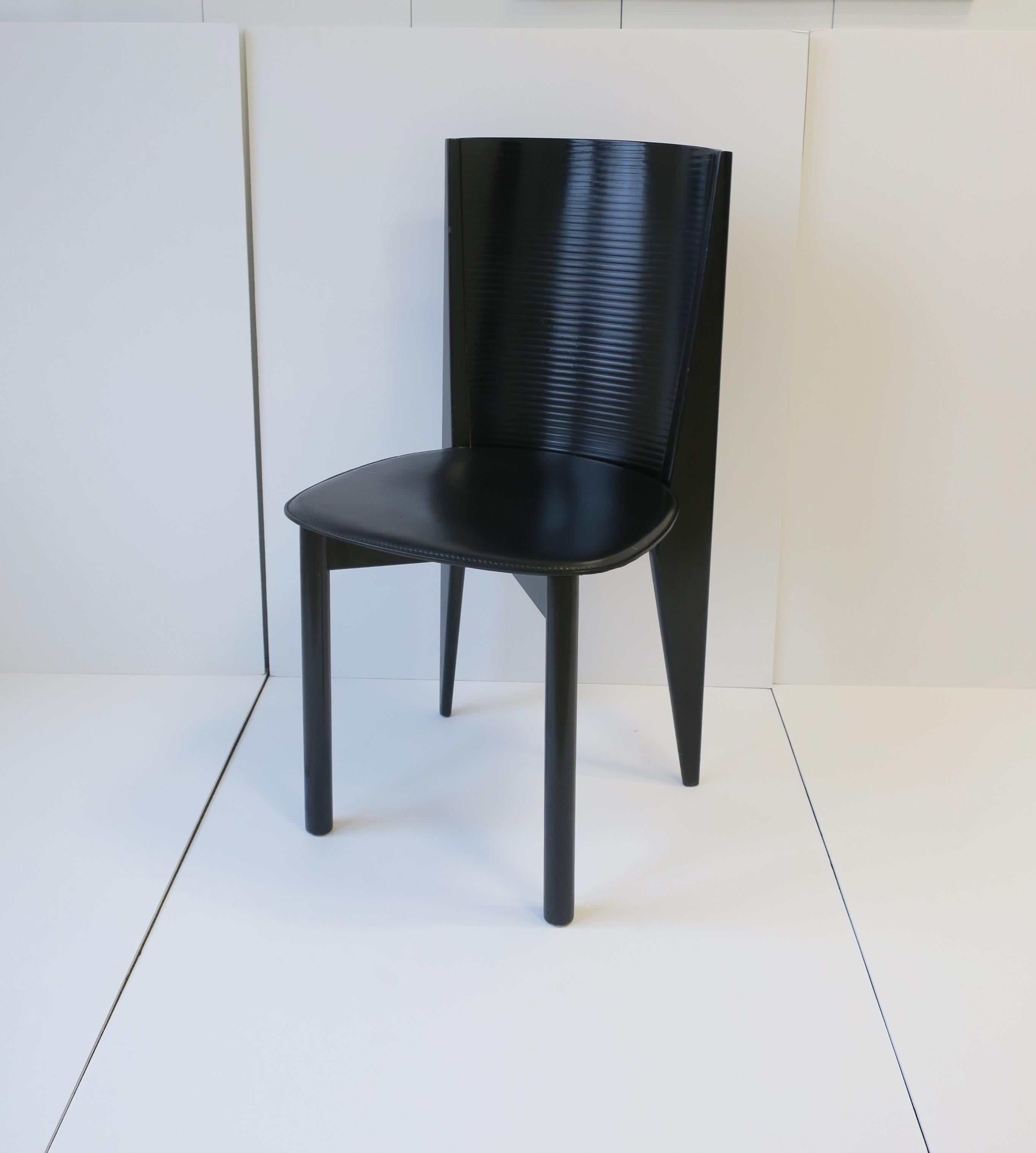 Chaise d'appoint postmoderne en bois laqué noir et cuir de designer italien Bon état - En vente à New York, NY