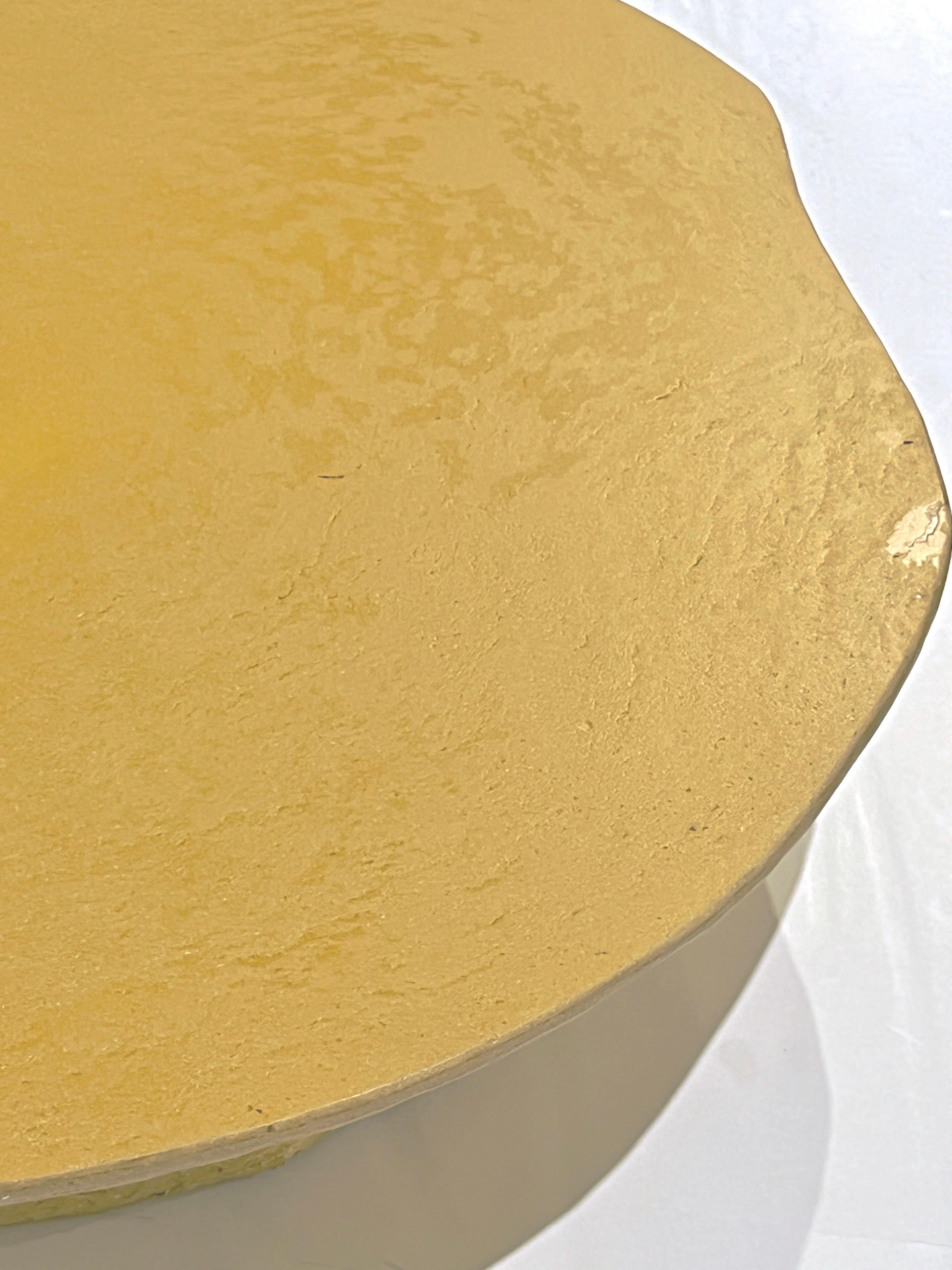 Tavolino da caffè giallo senape personalizzabile di design italiano moderno con texture organica in vendita 2