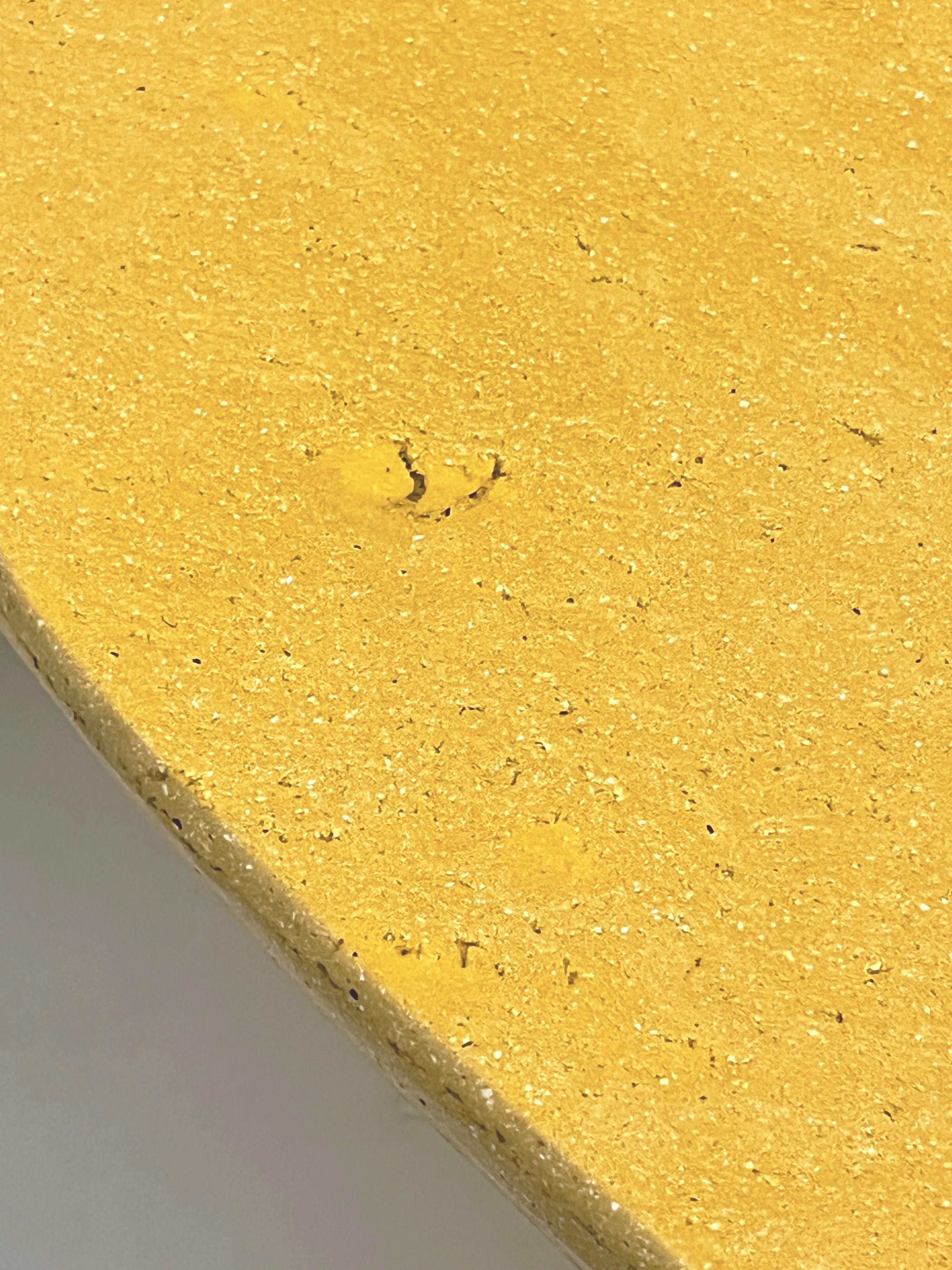 Tavolino da caffè giallo senape personalizzabile di design italiano moderno con texture organica in vendita 3