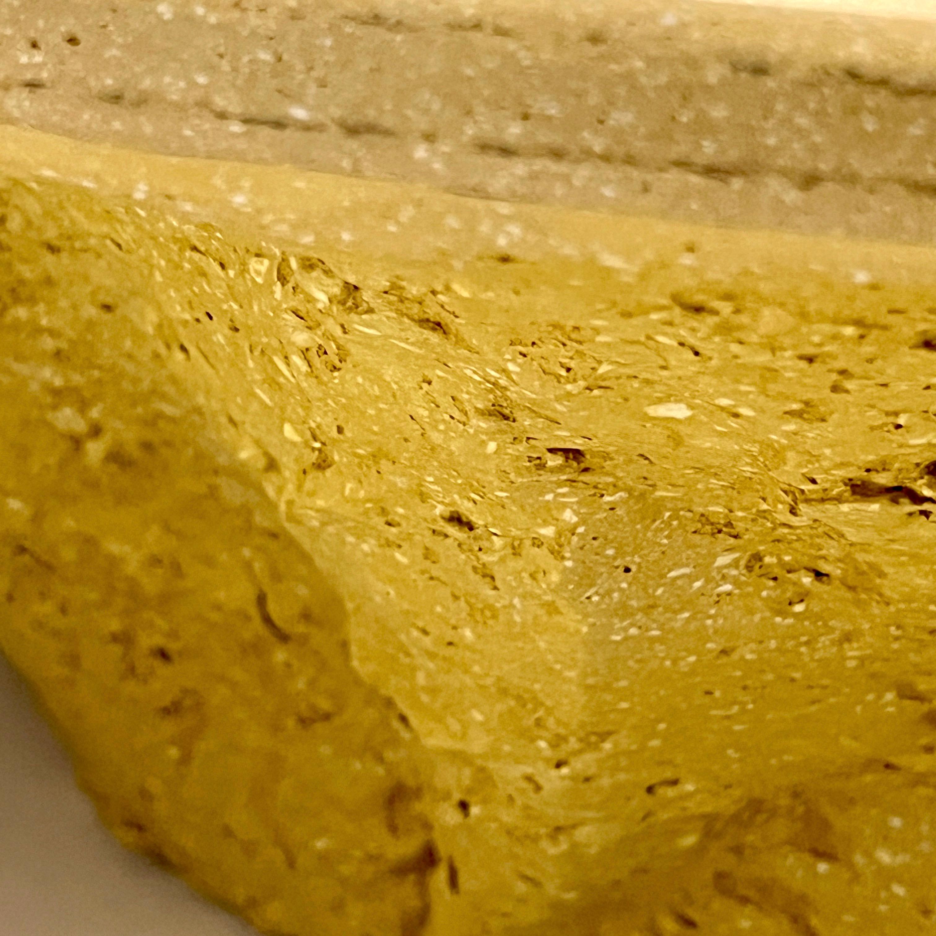 Tavolino da caffè giallo senape personalizzabile di design italiano moderno con texture organica in vendita 4