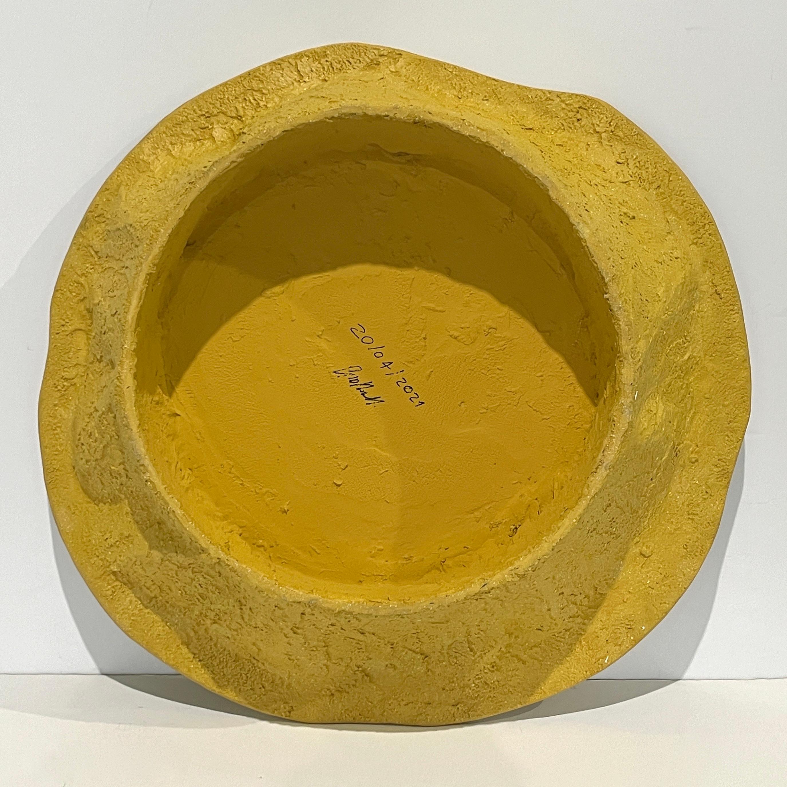 XXI secolo e contemporaneo Tavolino da caffè giallo senape personalizzabile di design italiano moderno con texture organica in vendita