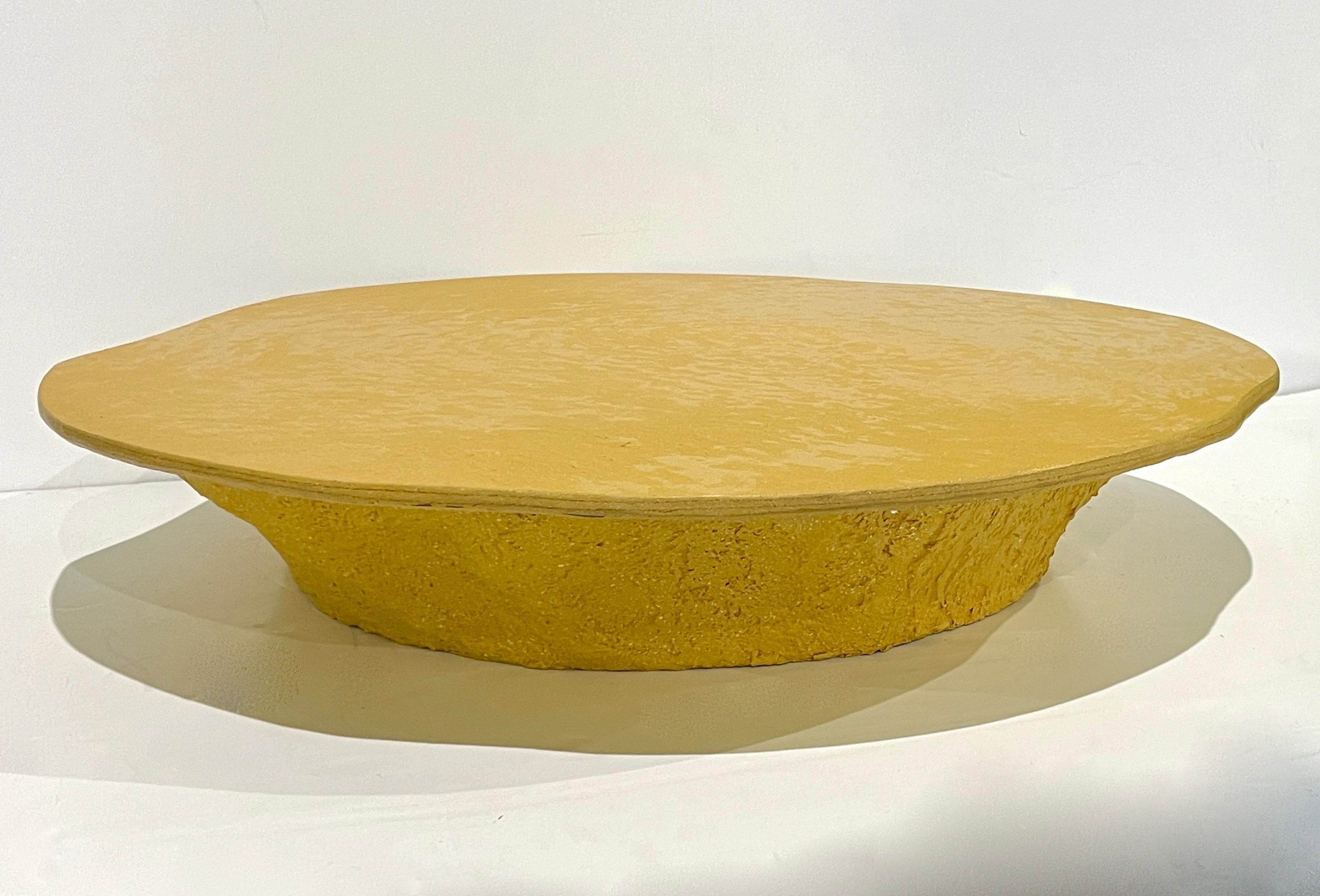 Tavolino da caffè giallo senape personalizzabile di design italiano moderno con texture organica in vendita 7