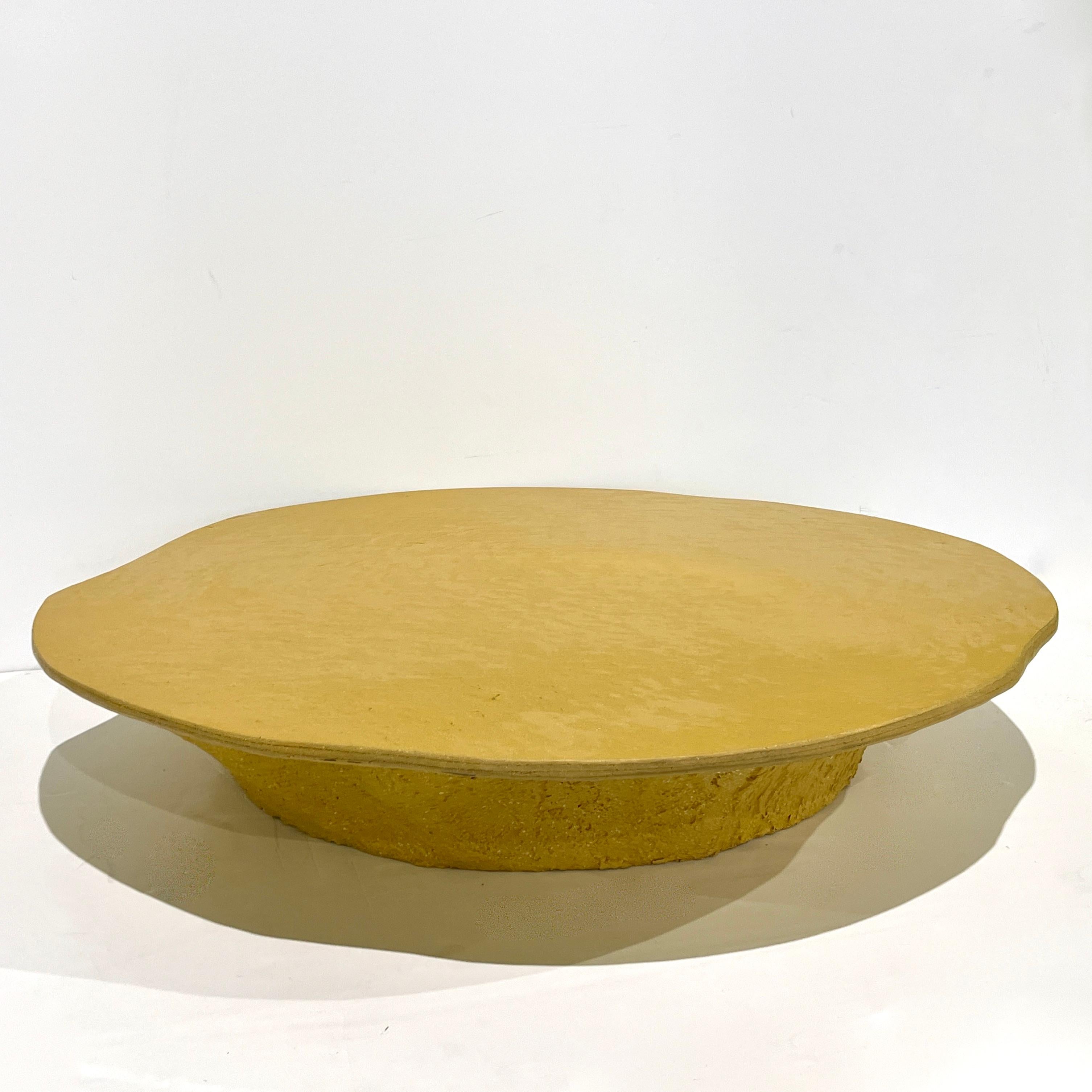Tavolino da caffè giallo senape personalizzabile di design italiano moderno con texture organica in vendita 9