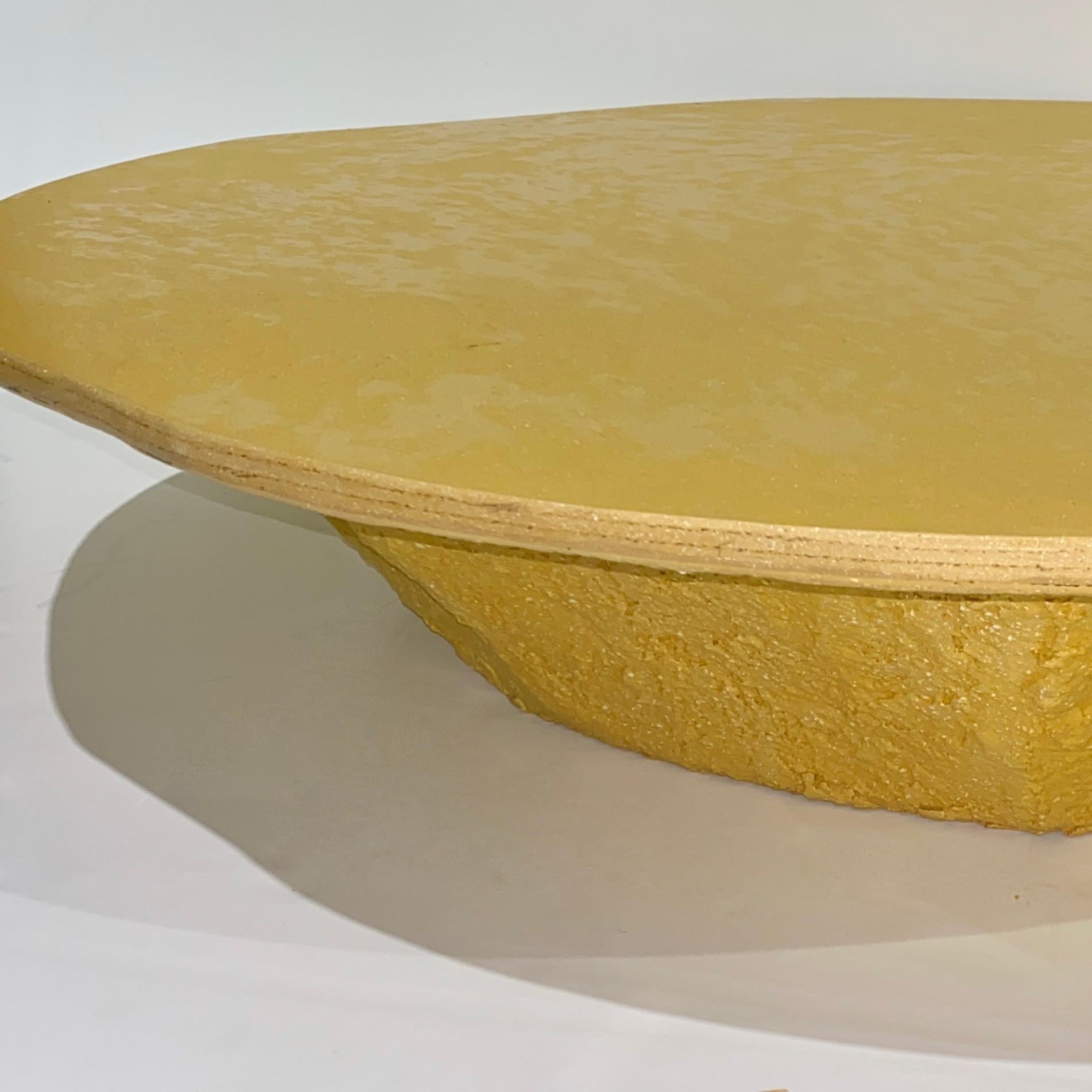Tavolino da caffè giallo senape personalizzabile di design italiano moderno con texture organica in vendita 11