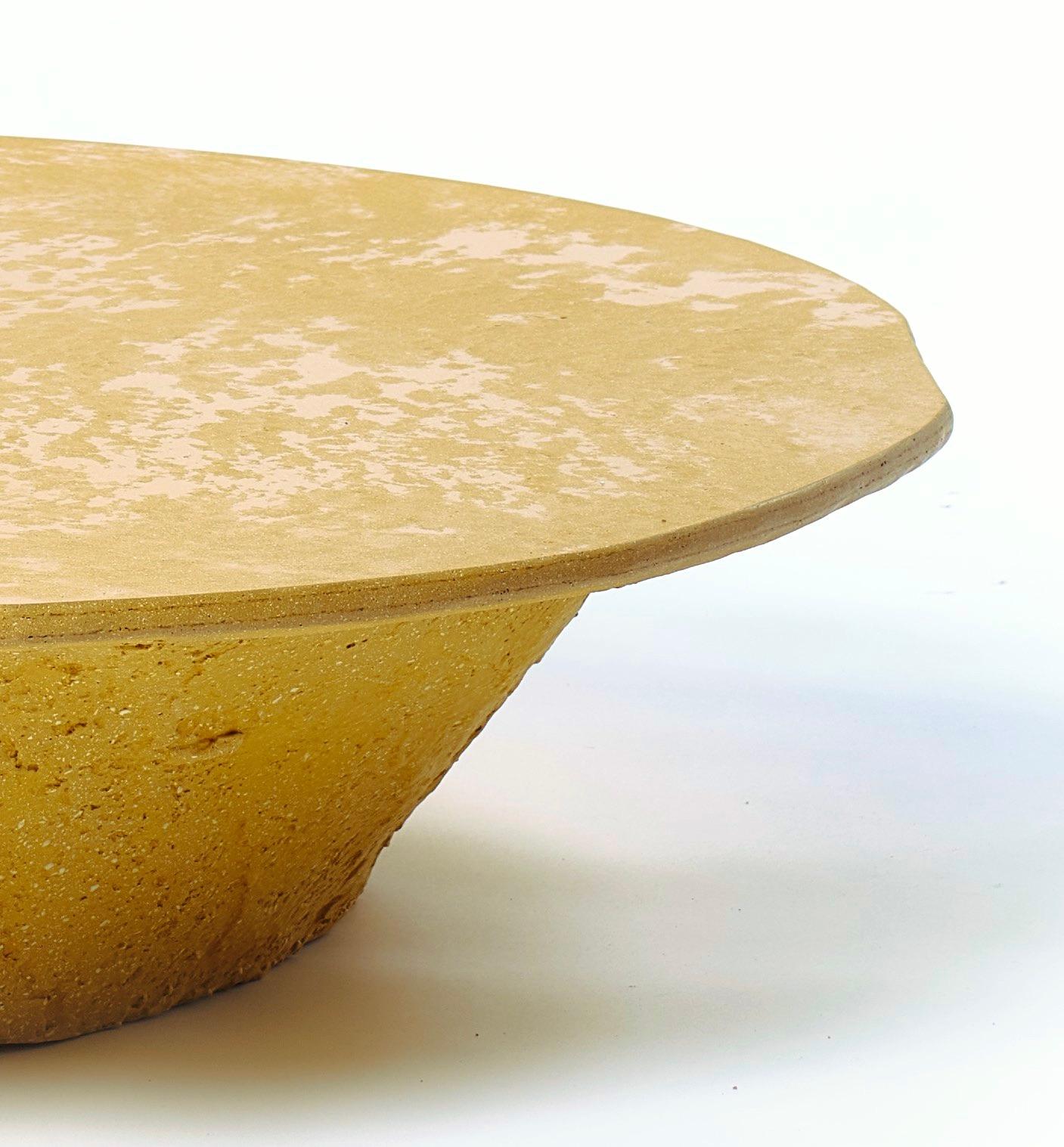 Italiano Tavolino da caffè giallo senape personalizzabile di design italiano moderno con texture organica in vendita