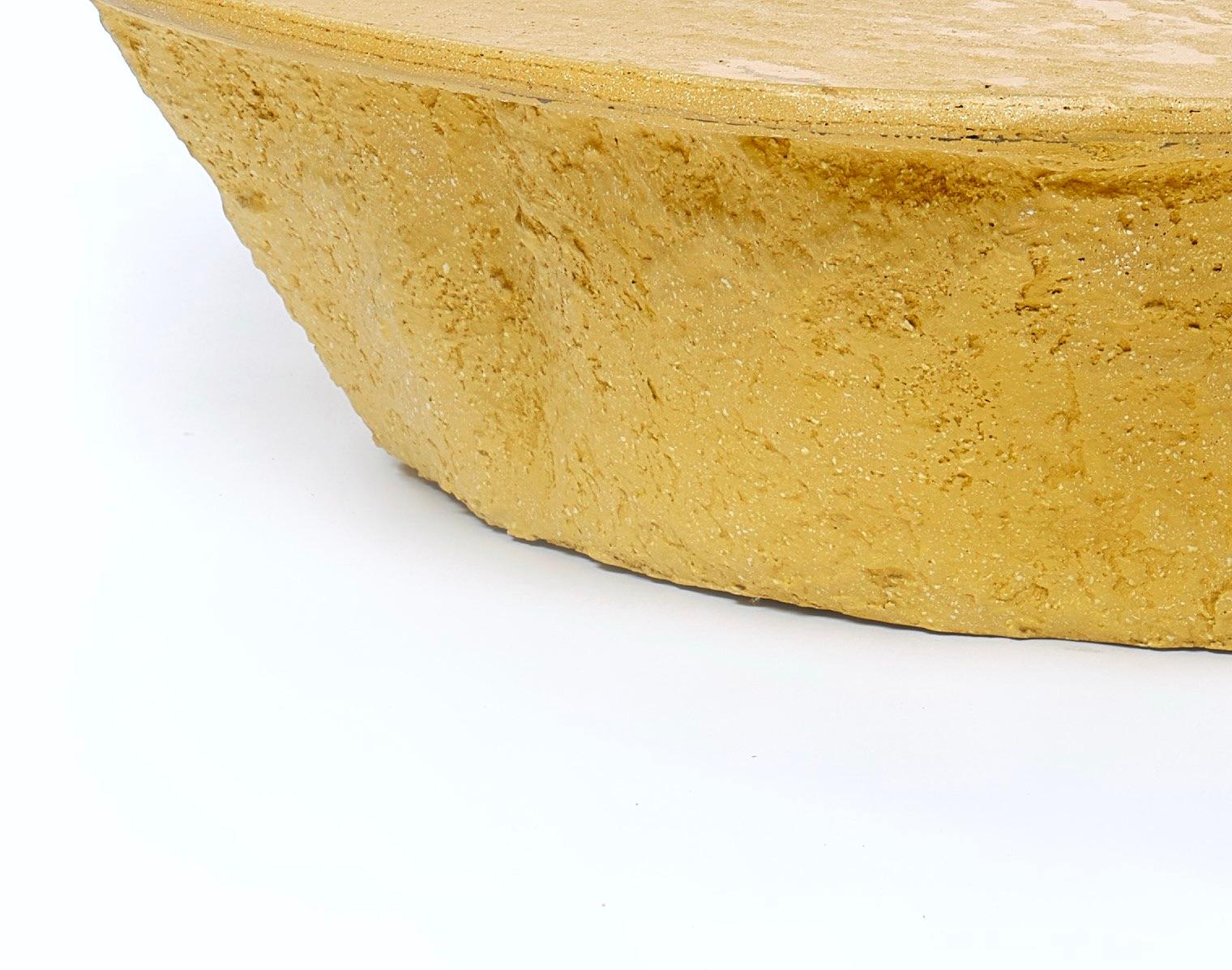 Fatto a mano Tavolino da caffè giallo senape personalizzabile di design italiano moderno con texture organica in vendita