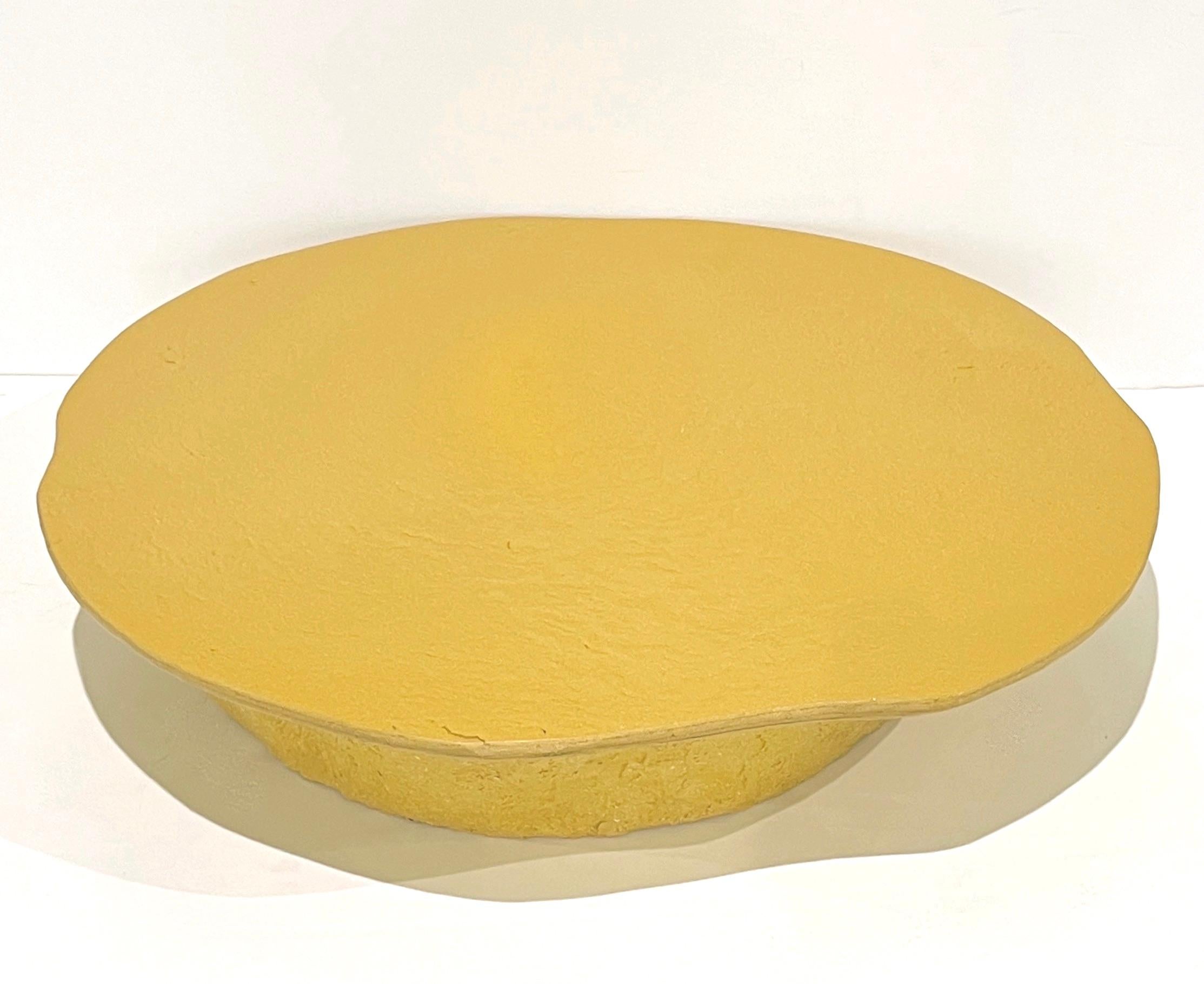 Organico moderno Tavolino da caffè giallo senape personalizzabile di design italiano moderno con texture organica in vendita