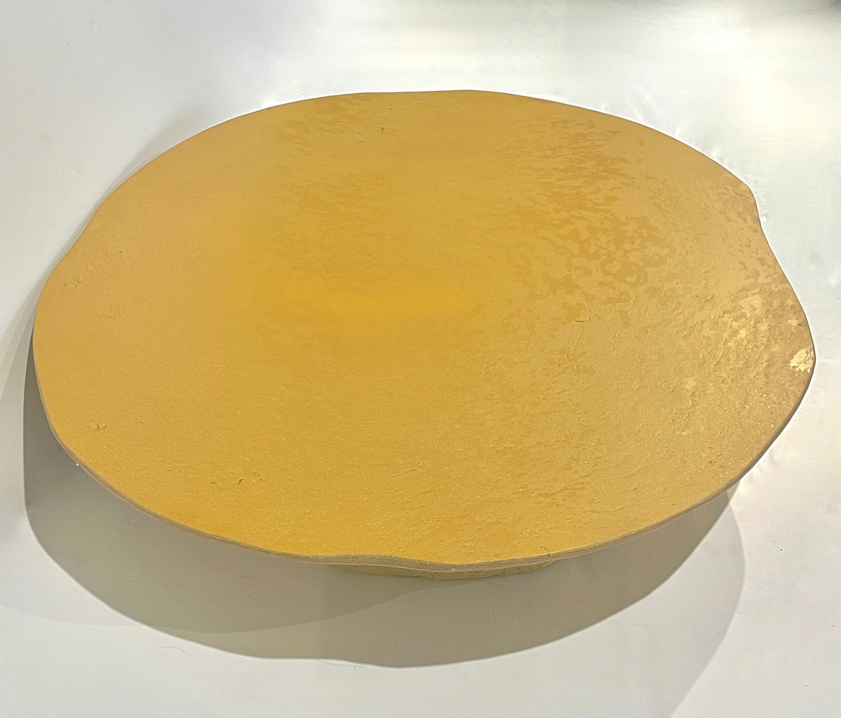 Tavolino da caffè giallo senape personalizzabile di design italiano moderno con texture organica in vendita 1