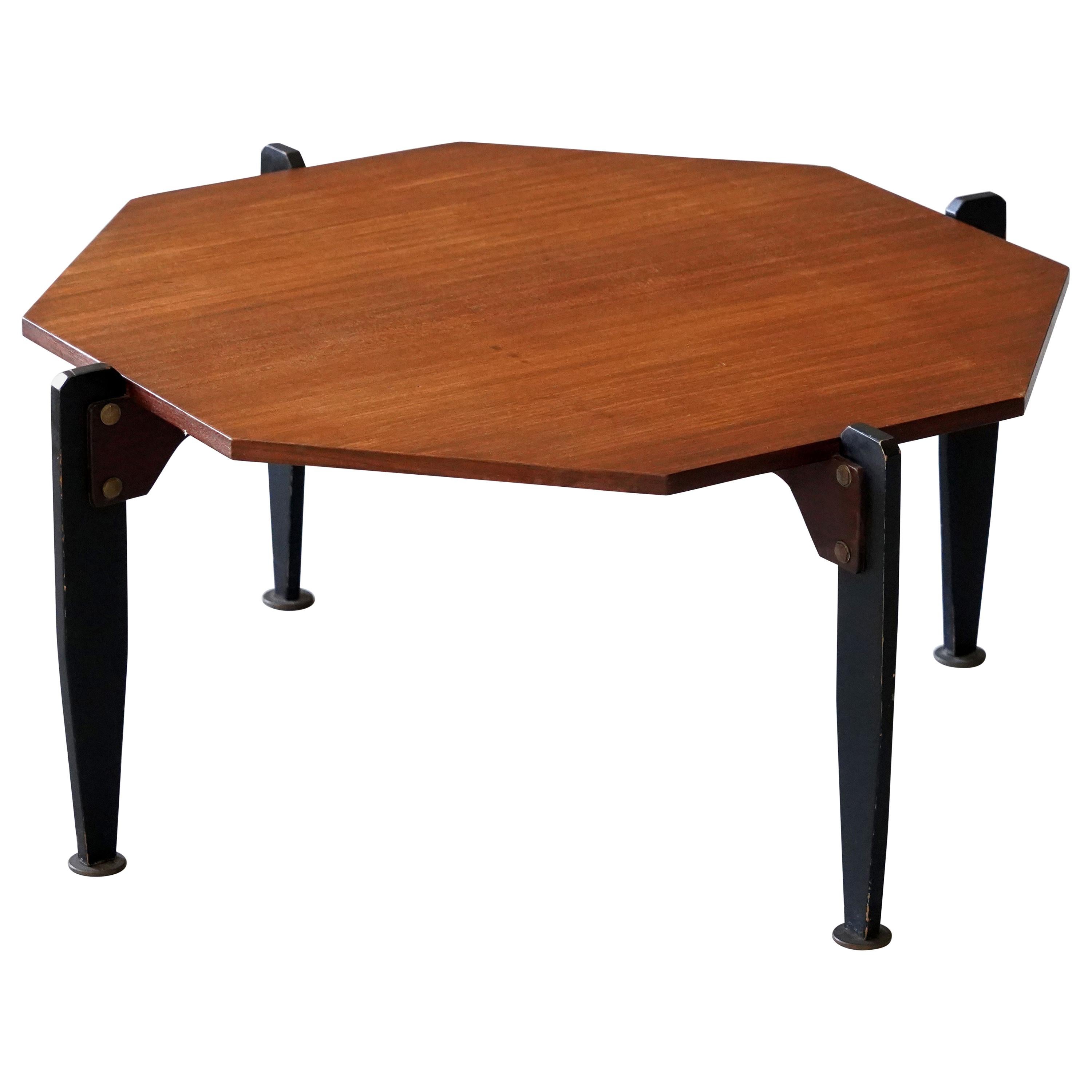 Table basse moderniste de designer italien, teck, métal laqué, Italie, années 1950