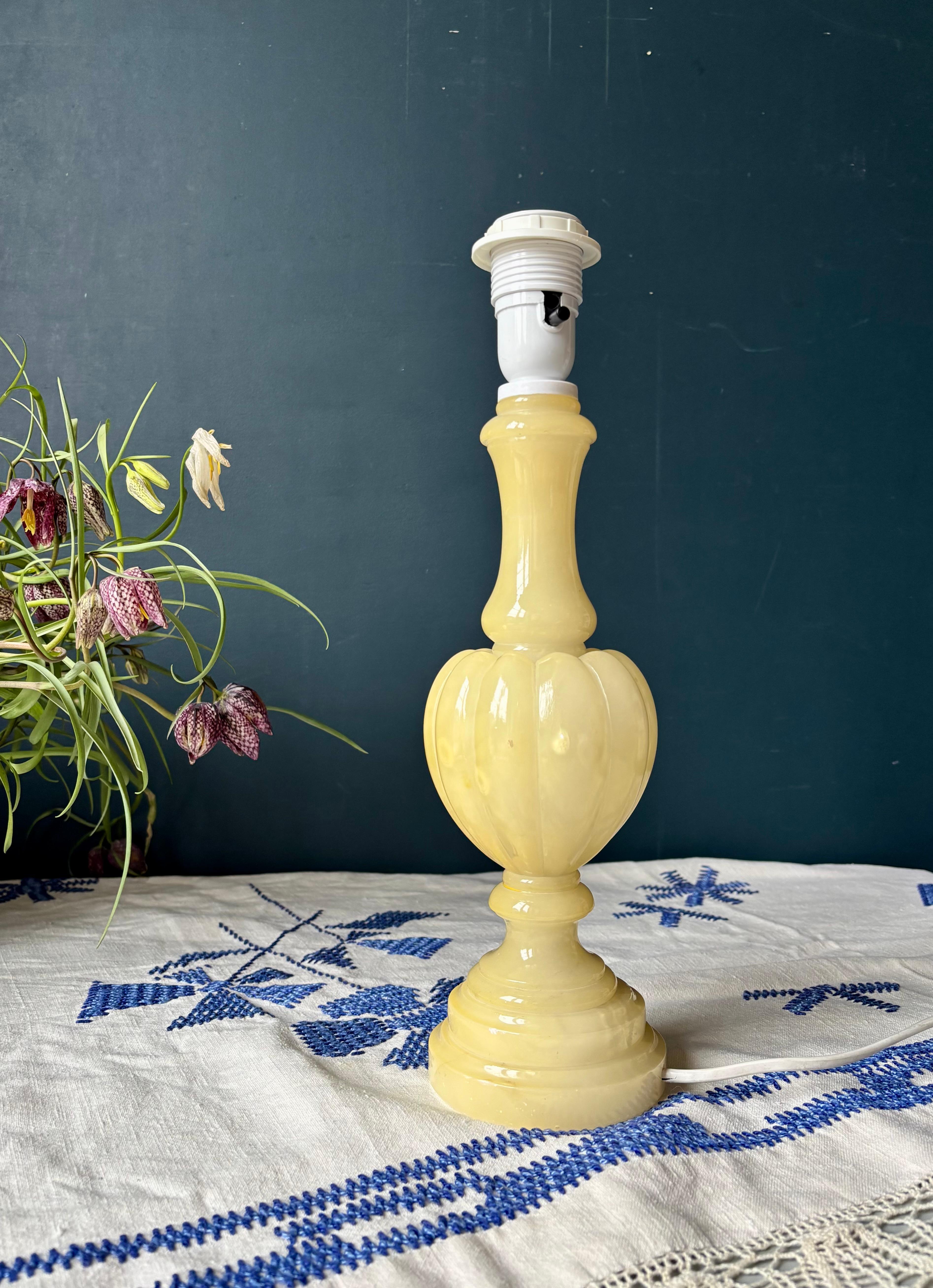 Weiche, organisch geschwungene Tischleuchte aus pastellgelbem Alabaster im neoklassischen Stil. 
Handgeschnitzt von einem italienischen Künstler, wahrscheinlich Mitte des 20. Jahrhunderts, der die natürlichen Farben des seidigen, durchscheinenden