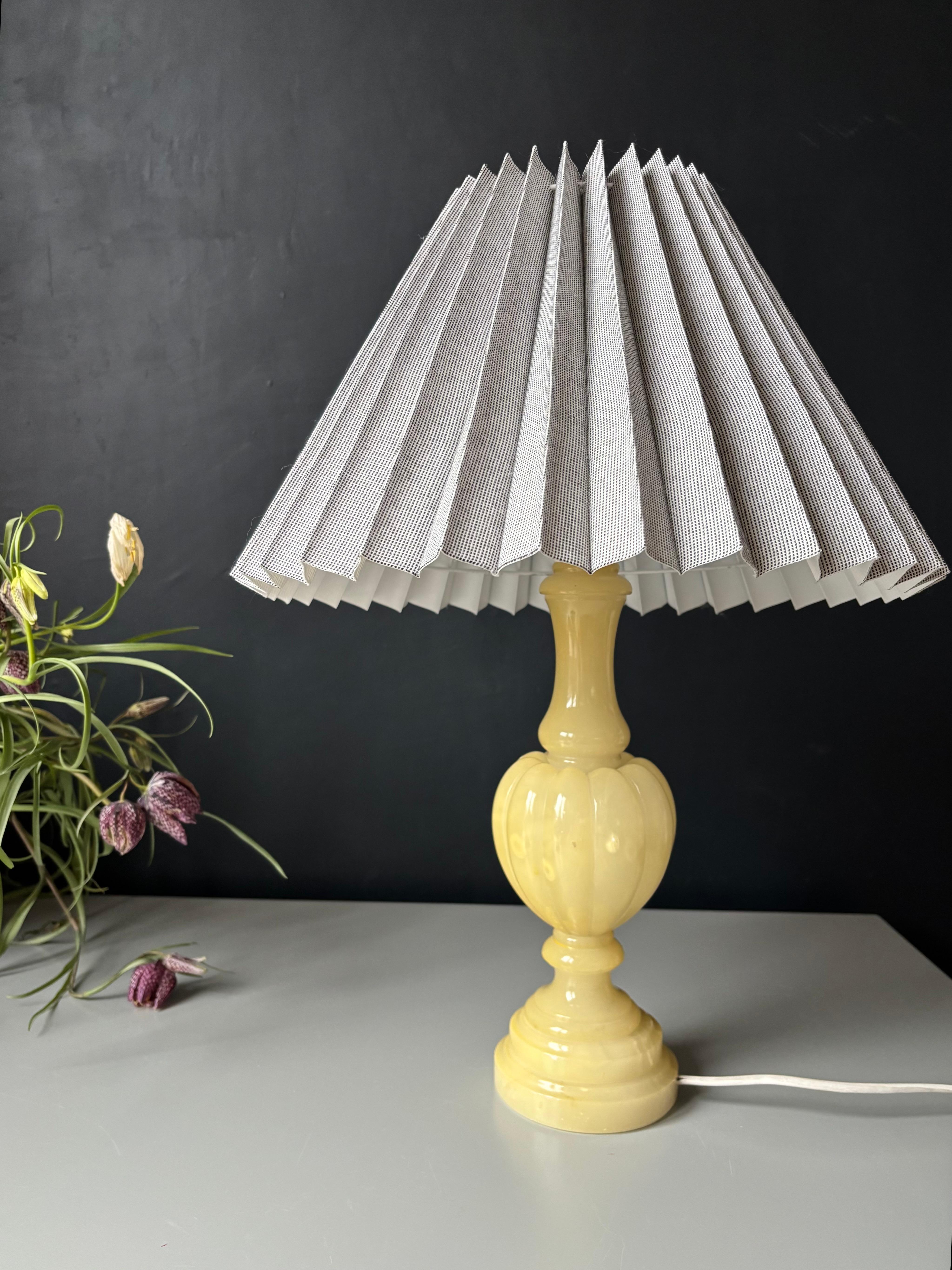Neoklassizistische italienische Designer-Tischlampe aus gelbem Alabaster (Neoklassisch) im Angebot