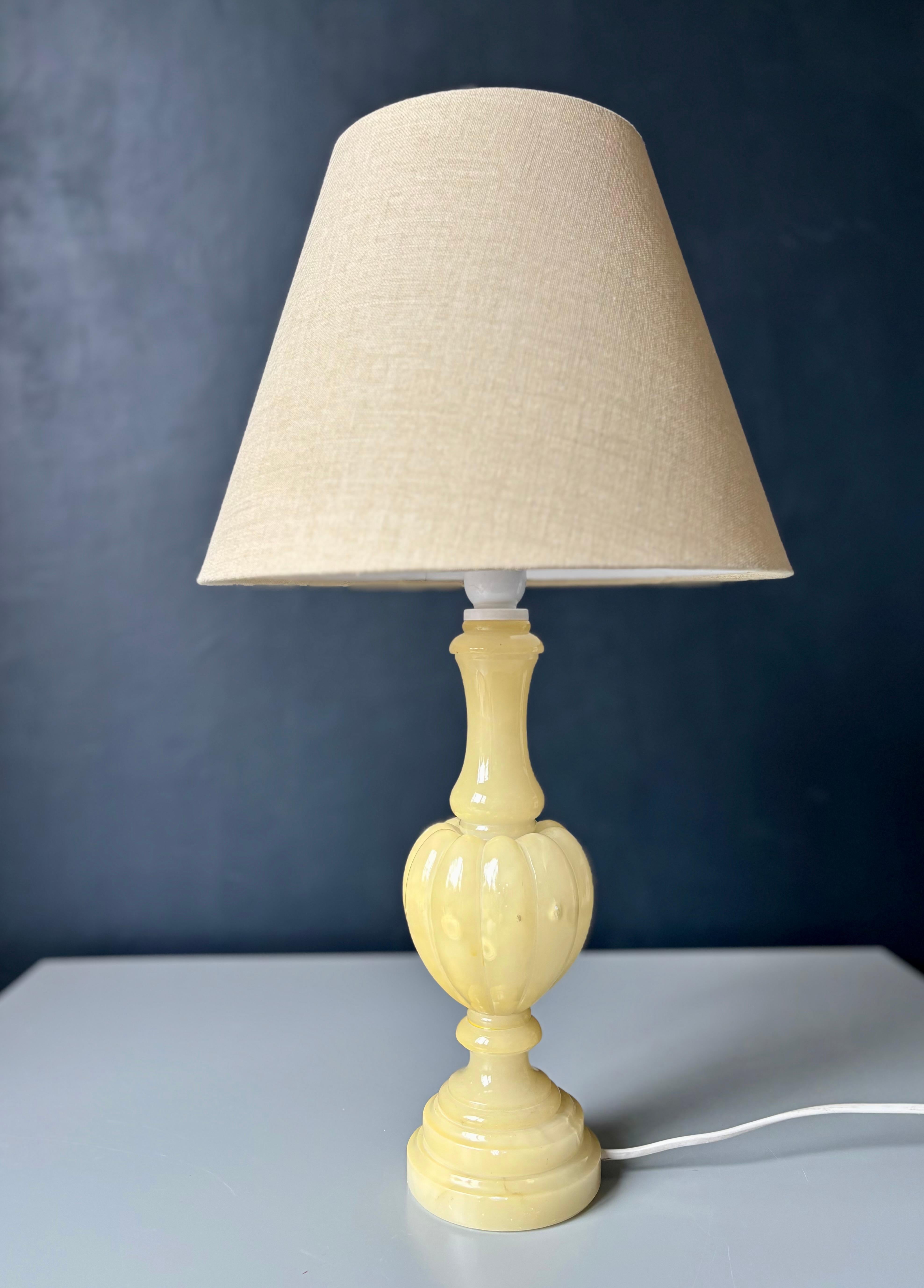 Neoklassizistische italienische Designer-Tischlampe aus gelbem Alabaster (Italienisch) im Angebot