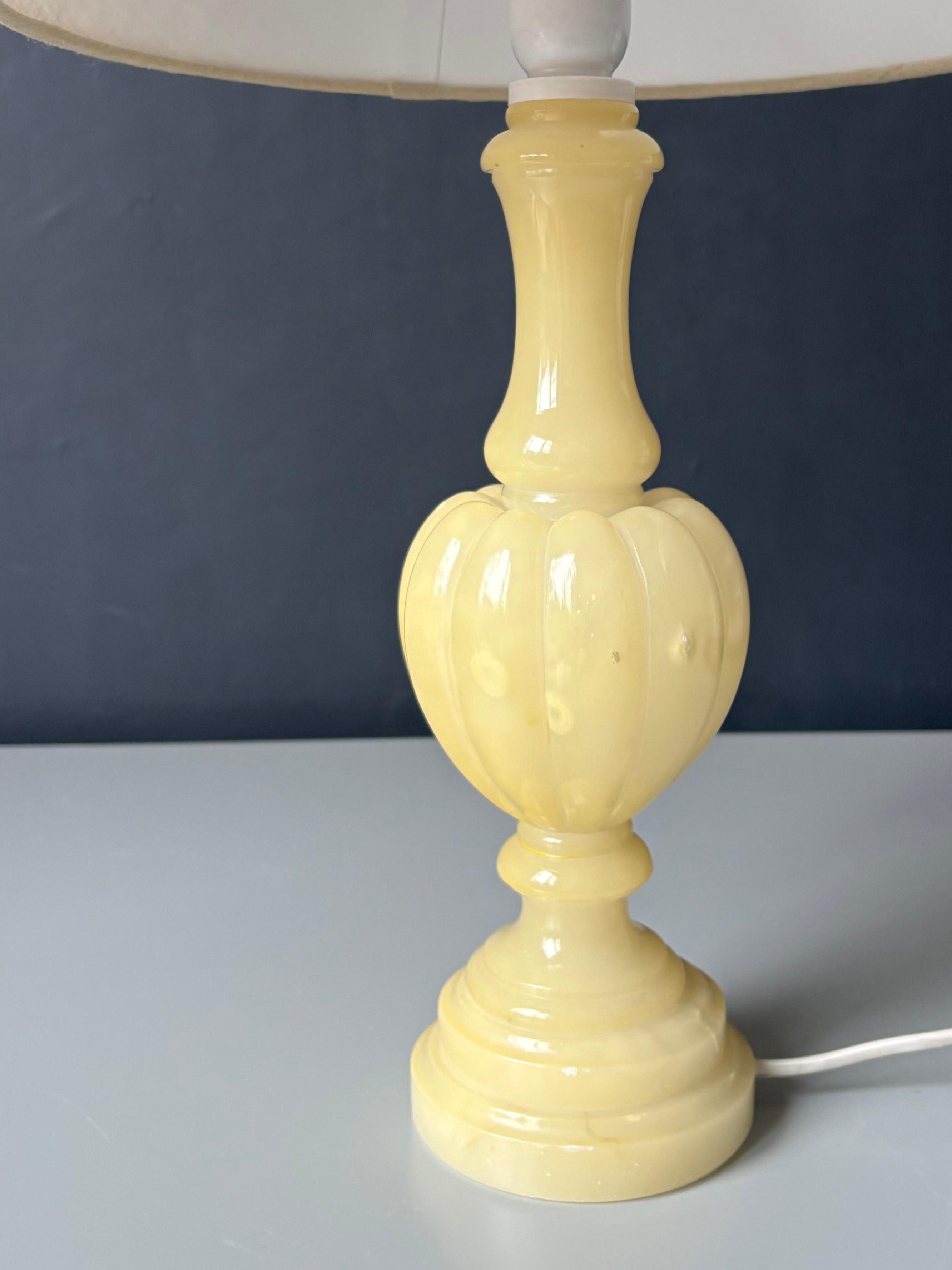 Neoklassizistische italienische Designer-Tischlampe aus gelbem Alabaster (Handgeschnitzt) im Angebot