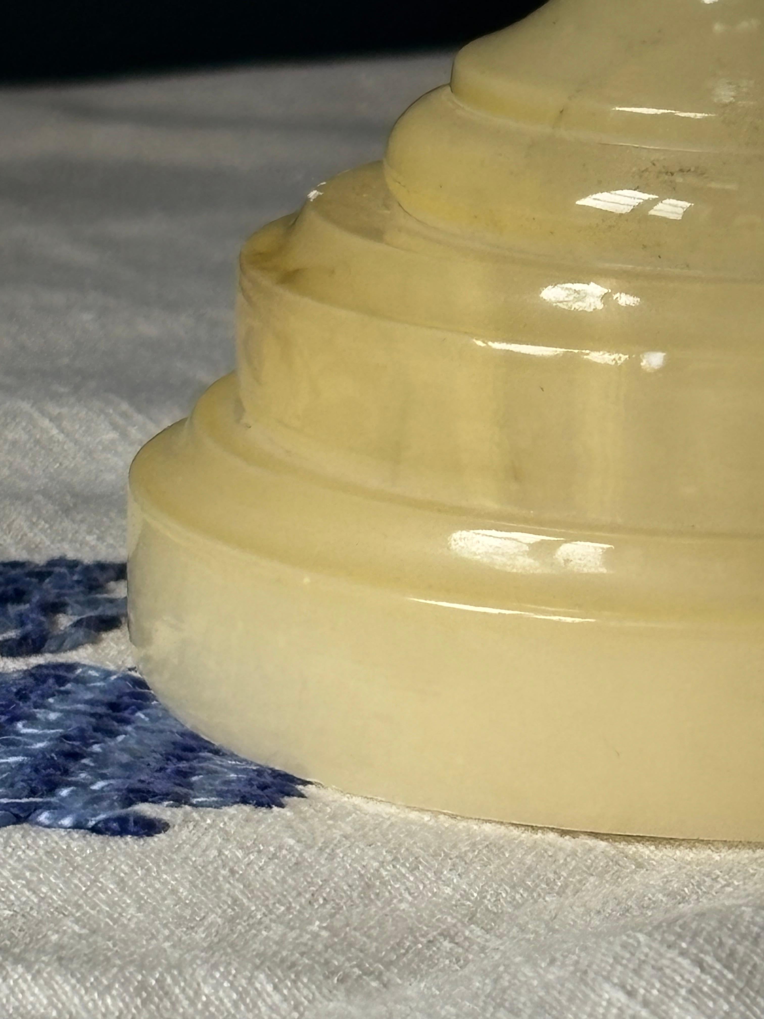Neoklassizistische italienische Designer-Tischlampe aus gelbem Alabaster (20. Jahrhundert) im Angebot