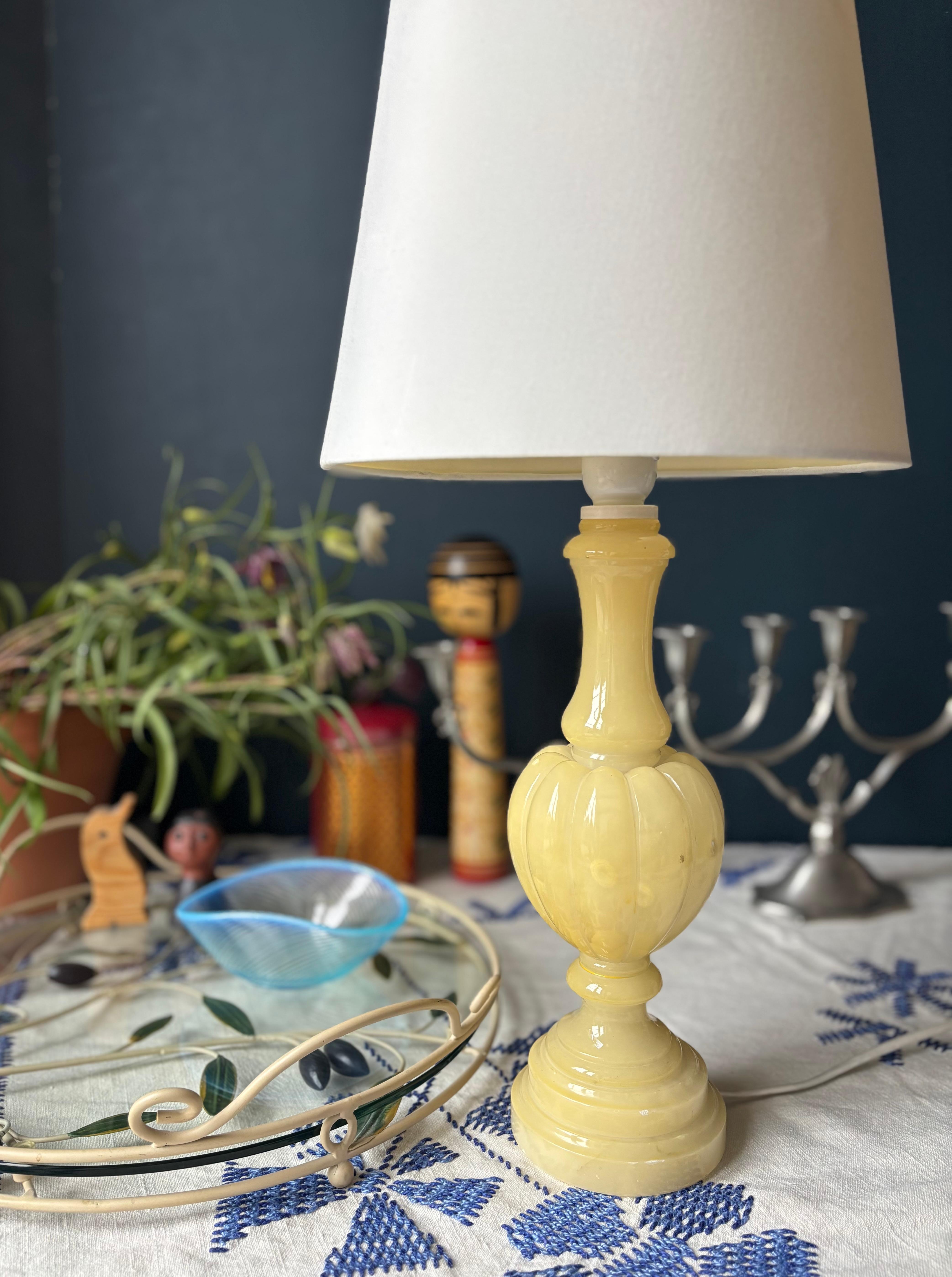 Neoklassizistische italienische Designer-Tischlampe aus gelbem Alabaster im Angebot 2
