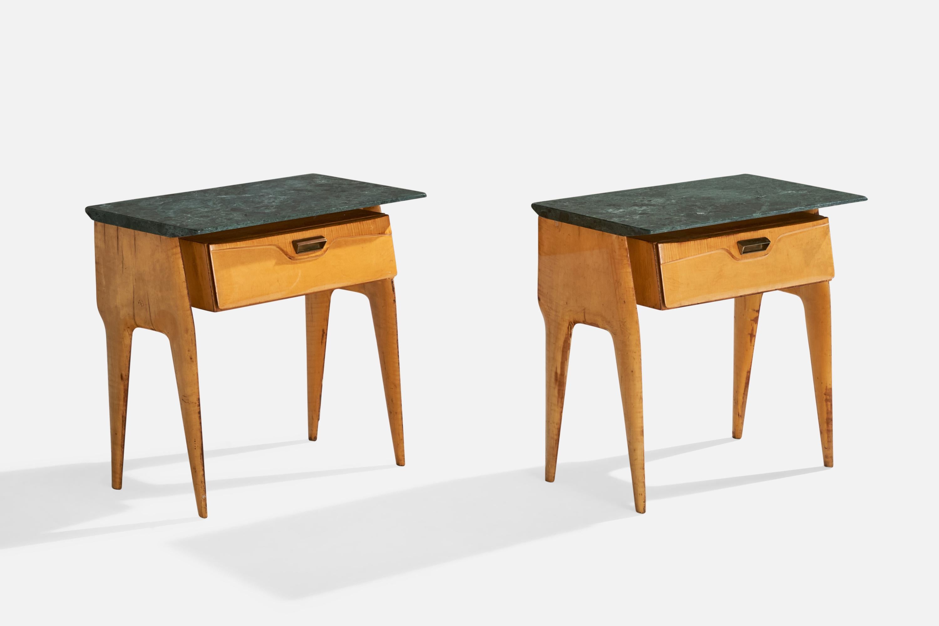 Coppia di comodini in legno, marmo verde e ottone progettati e prodotti in Italia, anni '40 circa.
