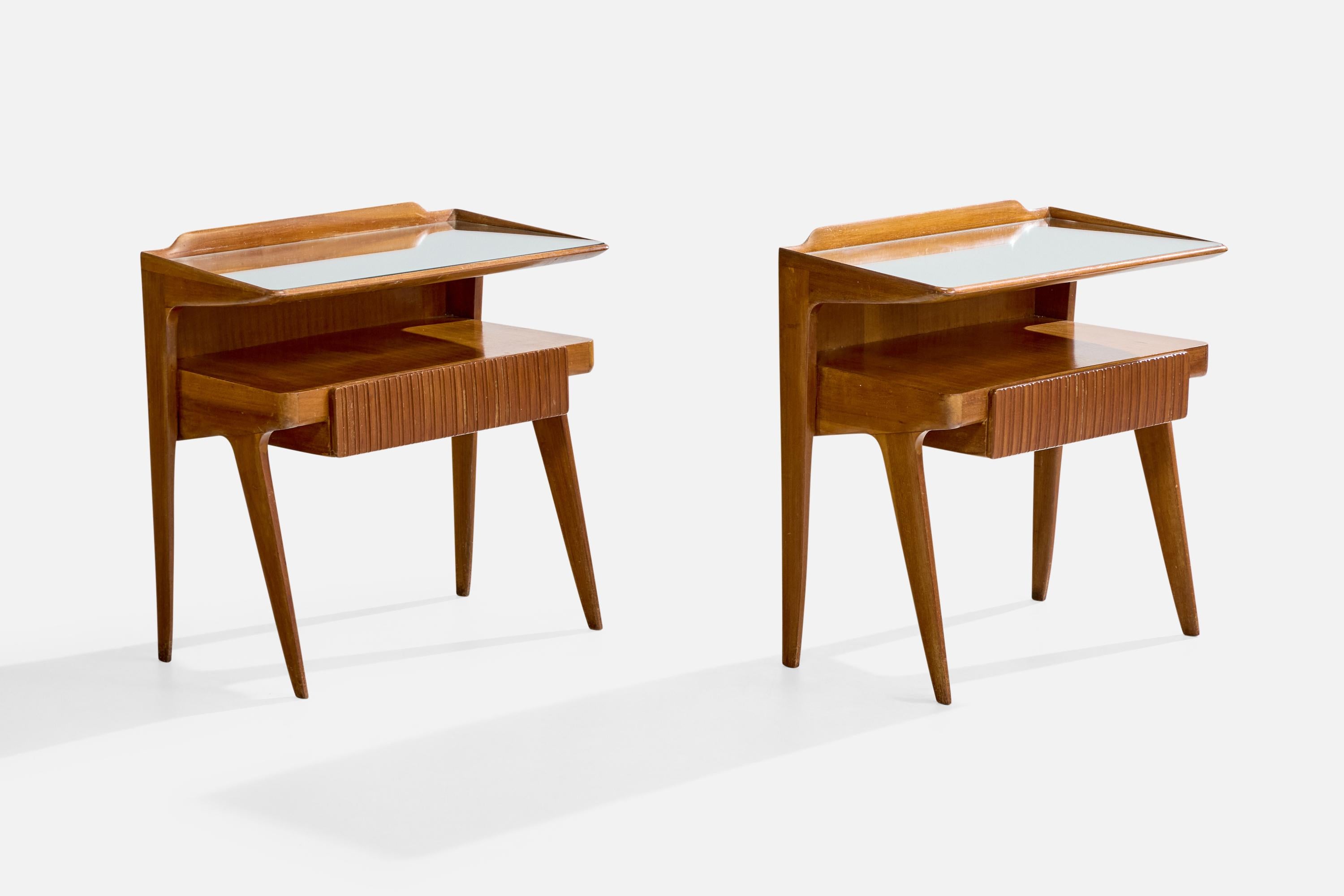 Coppia di comodini in legno e vetro specchiato progettati e prodotti in Italia, anni '50 circa.

Dimensioni complessive (pollici): 22,25 