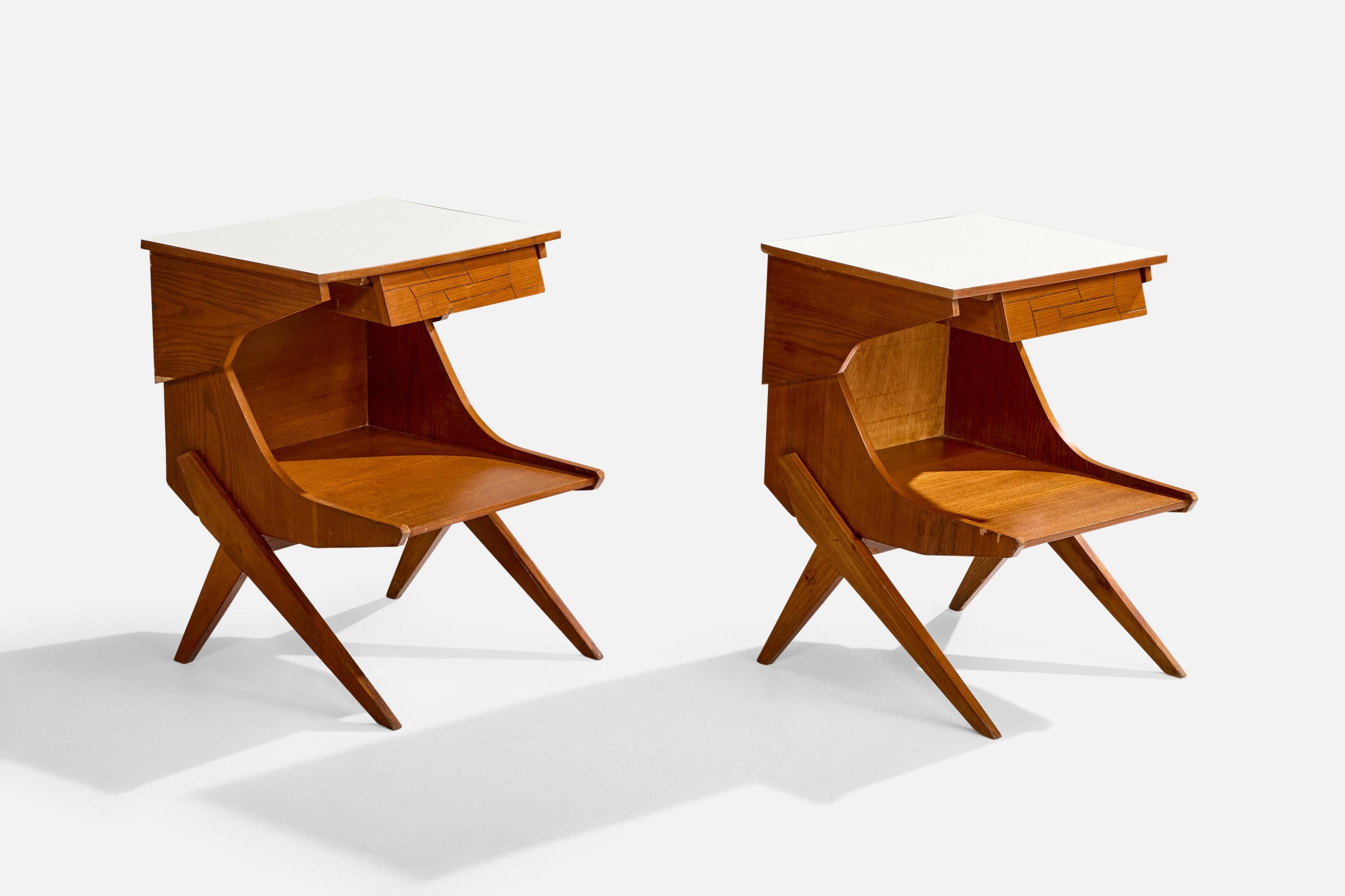 Paire de tables de nuit en teck et formica blanc, conçues et produites en Italie, C.I.C.

Dimensions globales (pouces) : 24.25 