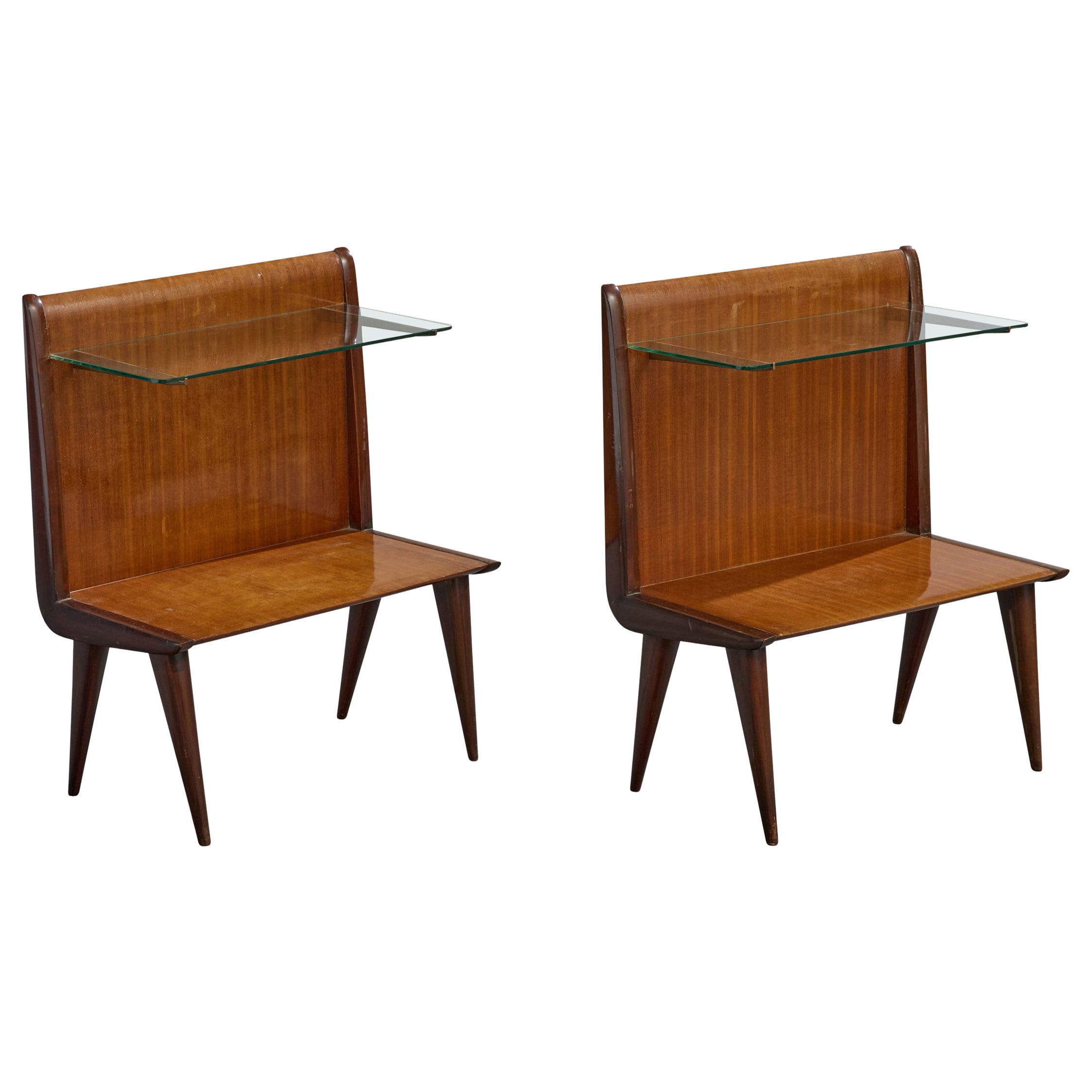 Designer italien, tables de nuit, Wood, laiton, verre, Italie, années 1950 en vente