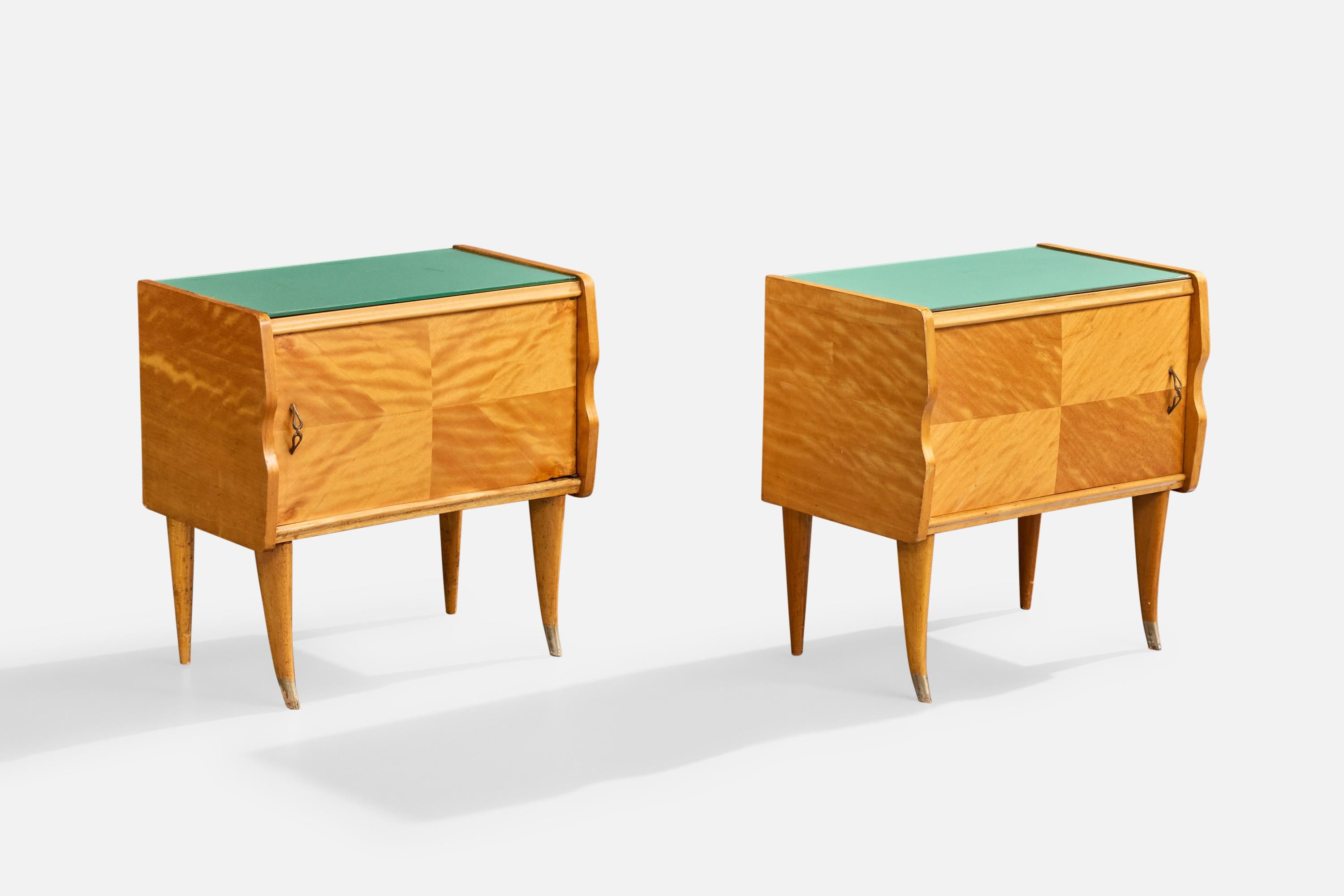 Paire de tables de nuit en bois, laiton et verre de couleur verte, probablement conçues et produites en Italie, vers les années 1940.

Dimensions globales (pouces) : 21.5 