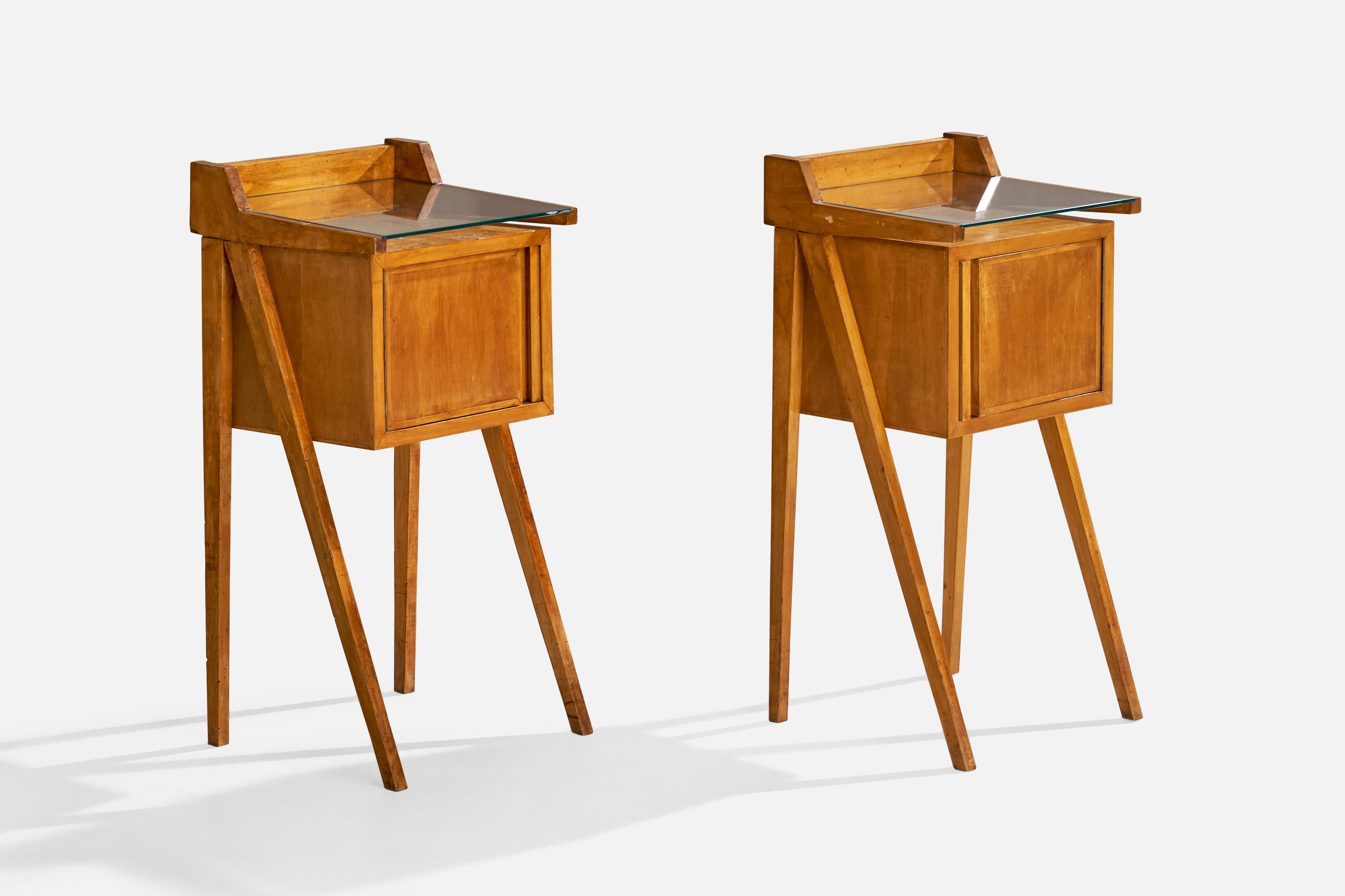 Paire de tables de nuit en bois et en verre conçues et produites en Italie, C.C., années 1940.

