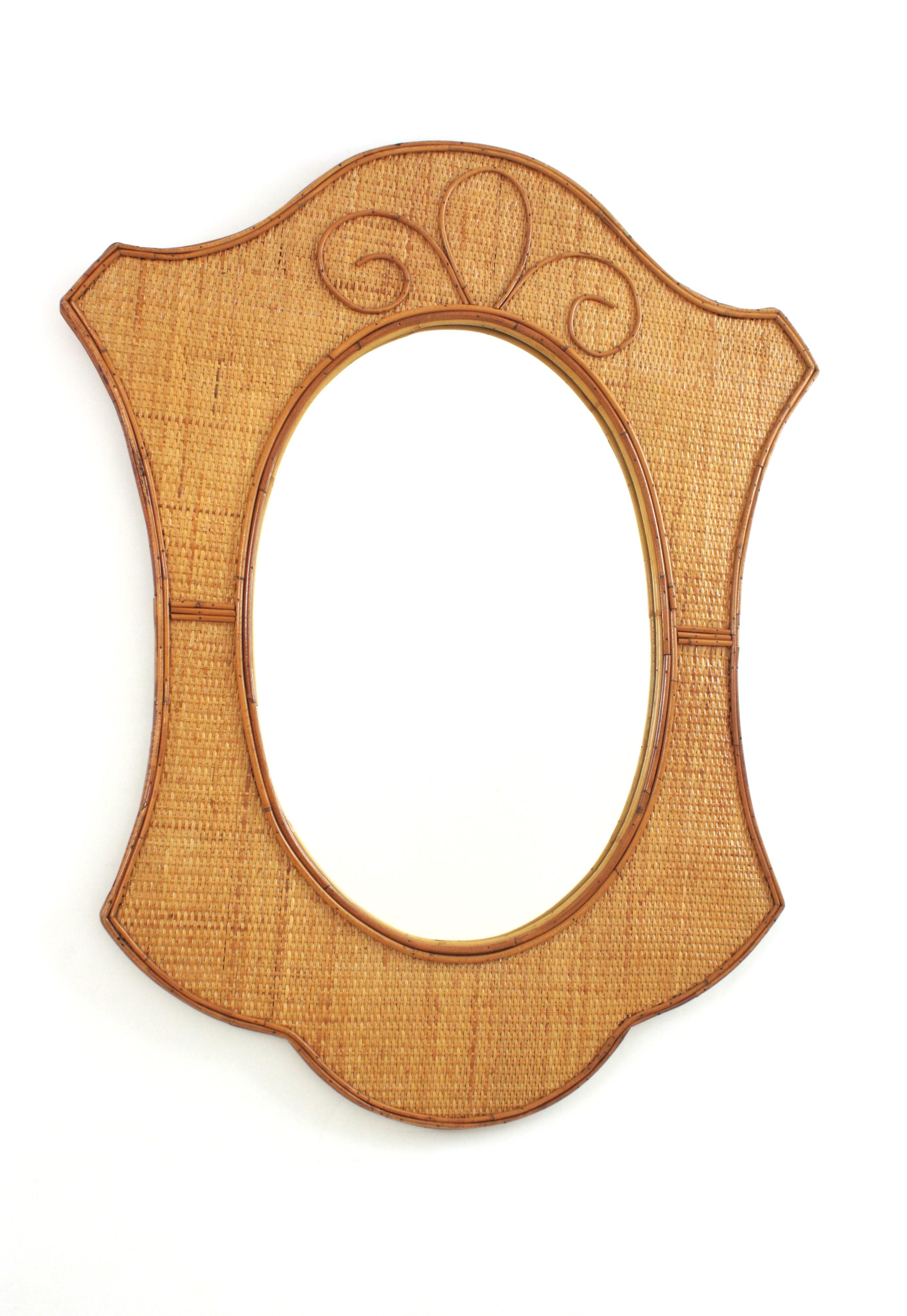 Specchio Tropicalist in rattan organico e vimini intrecciato.  Attribuito a Vivai del Sud. Italia, anni '60.
Raro da trovare.
Bellissima struttura in rattan intrecciato e vimini con dettagli in rattan
Il suo design combina accenti Midcentury e