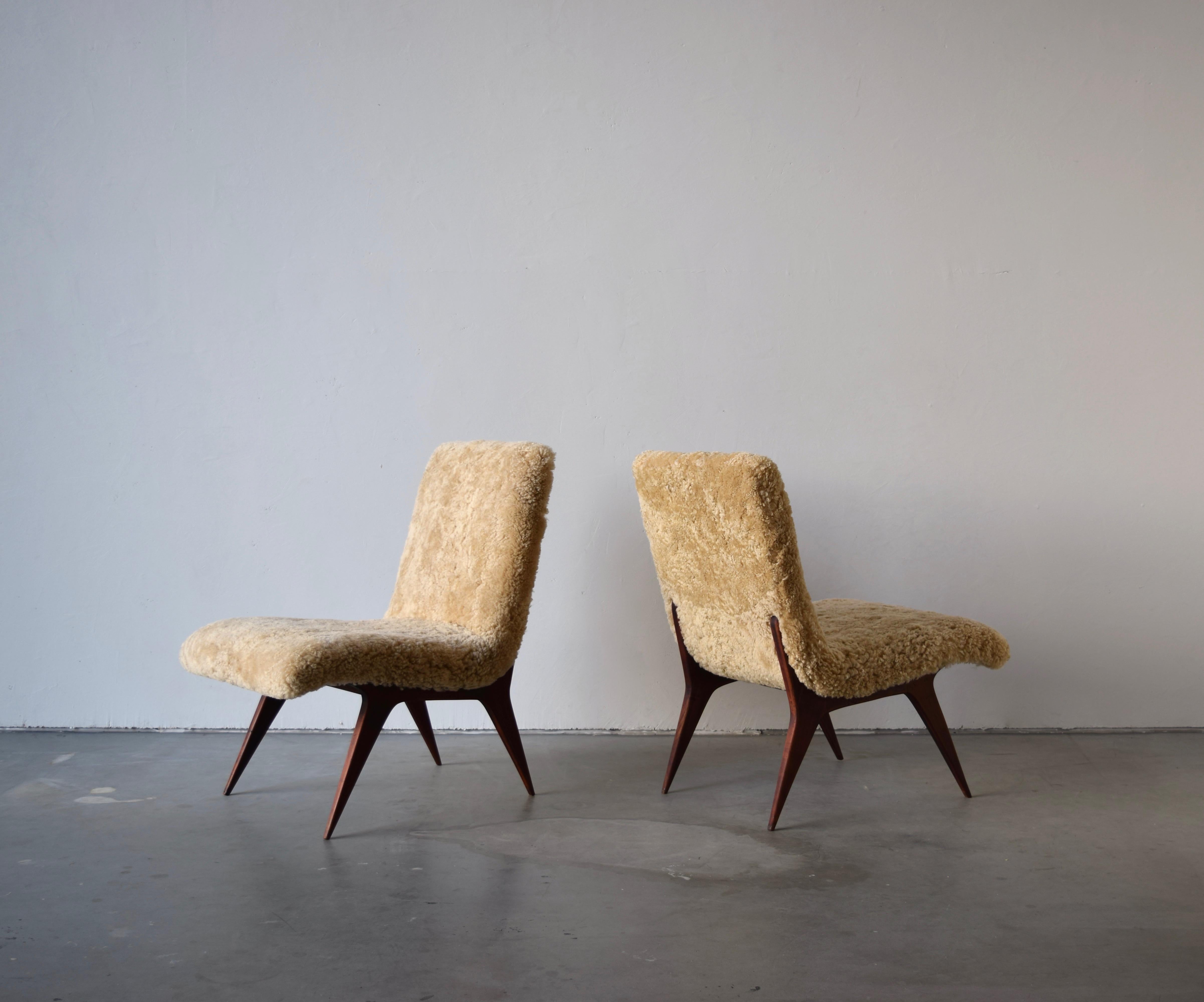 A pair of modernist lounge chairs / slipper chairs. Designed by an unknown Italian designer, produced 1950s, Italy. Frame in cherrywood, upholstered in brand new authentic sheepskin.

Other designers working in the organic style include: Paolo