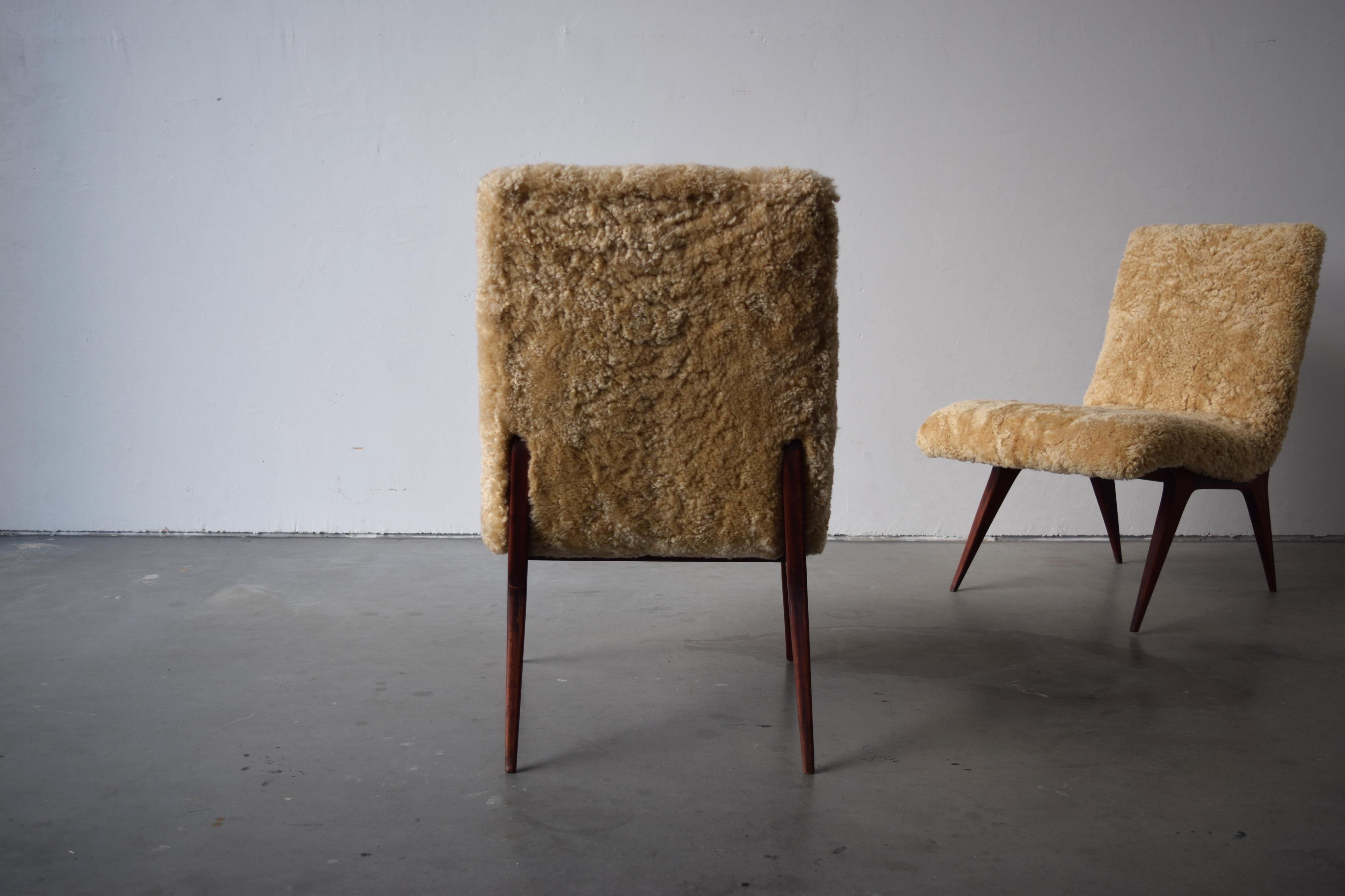 Italian Designer, Organic Slipper Chairs, Beige Sheepskin, Cherrywood, 1950s In Good Condition In High Point, NC