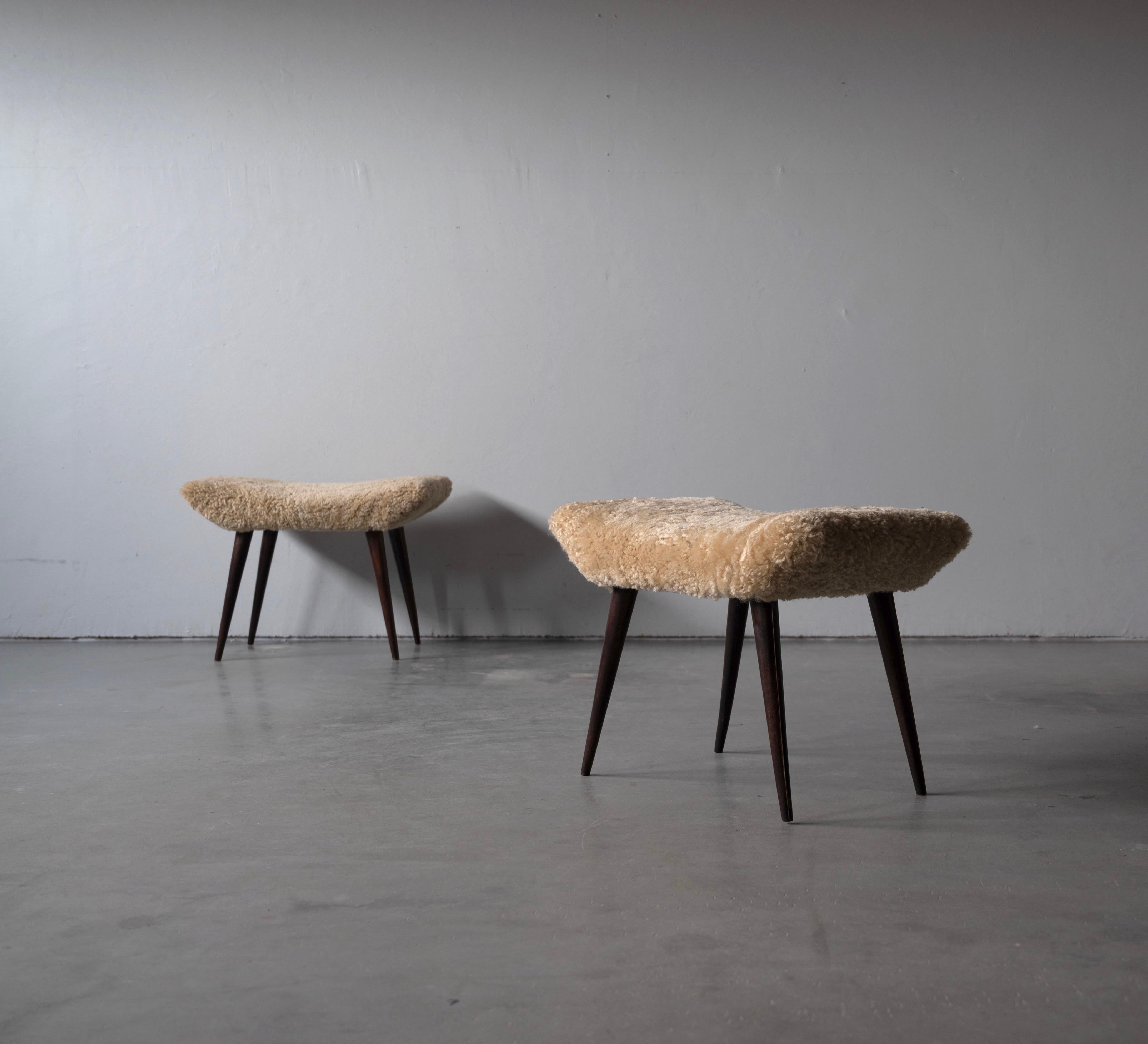 Italian Designer, Organic Stools, Stained Walnut, Sheepskin, Italy, 1940s In Good Condition In High Point, NC