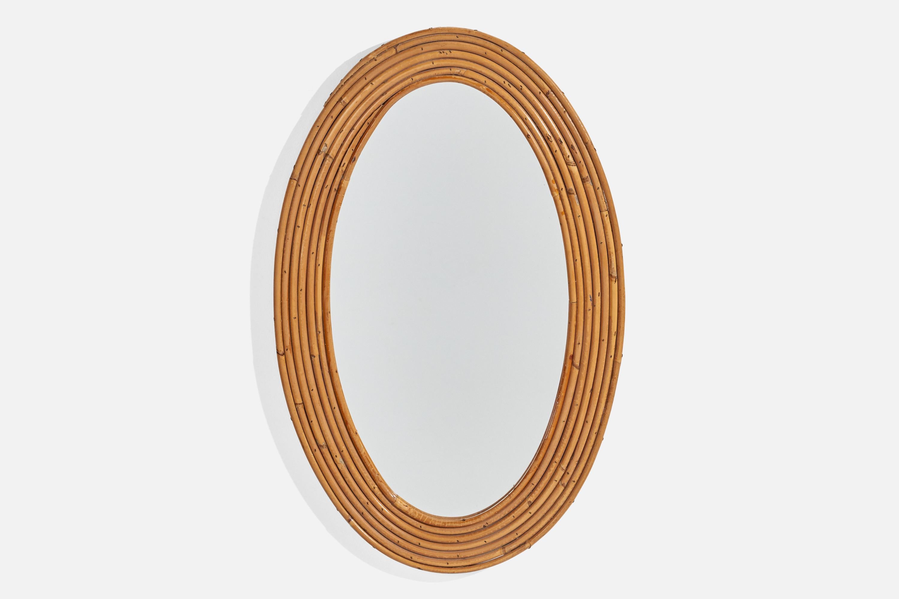 Espejo de pared ovalado de bambú, diseñado y fabricado en Italia, c. 1950-1960. 
 