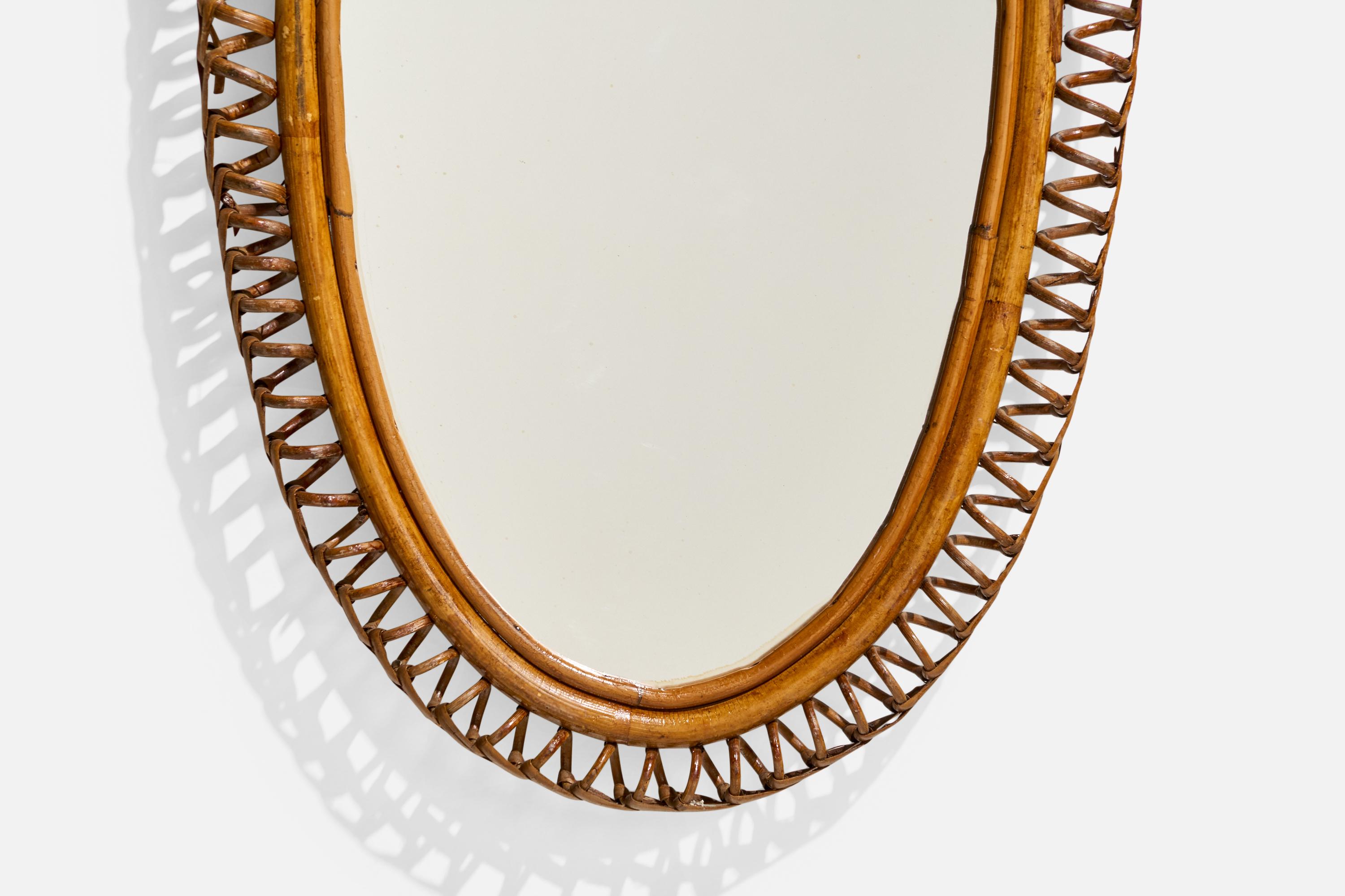 Rattan Specchio da parete ovale di design italiano, rattan, vetro a specchio, Italia, anni '50 circa in vendita