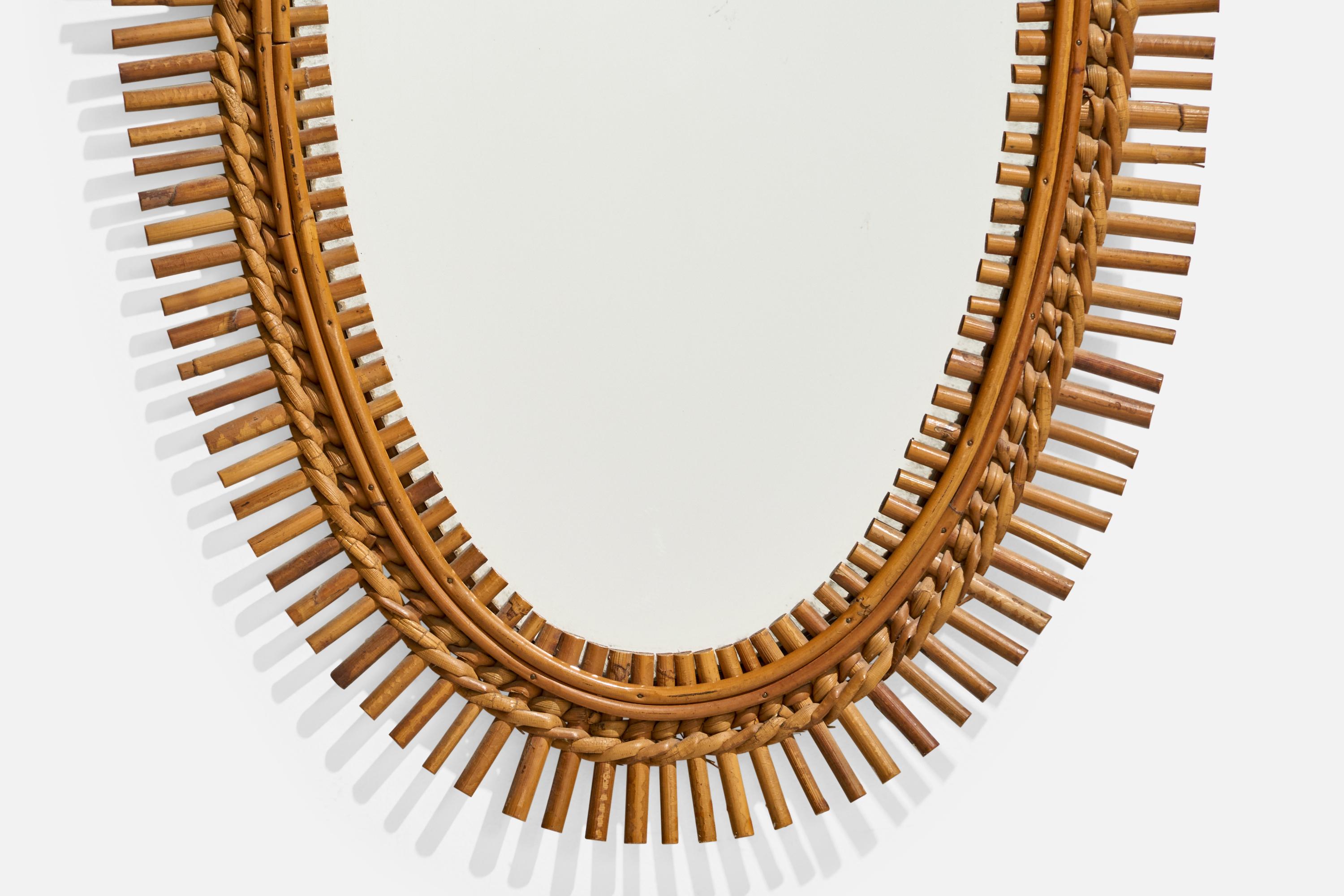 Rattan Specchio da parete ovale di design italiano, rattan, vetro a specchio, Italia, 1950 ca. in vendita