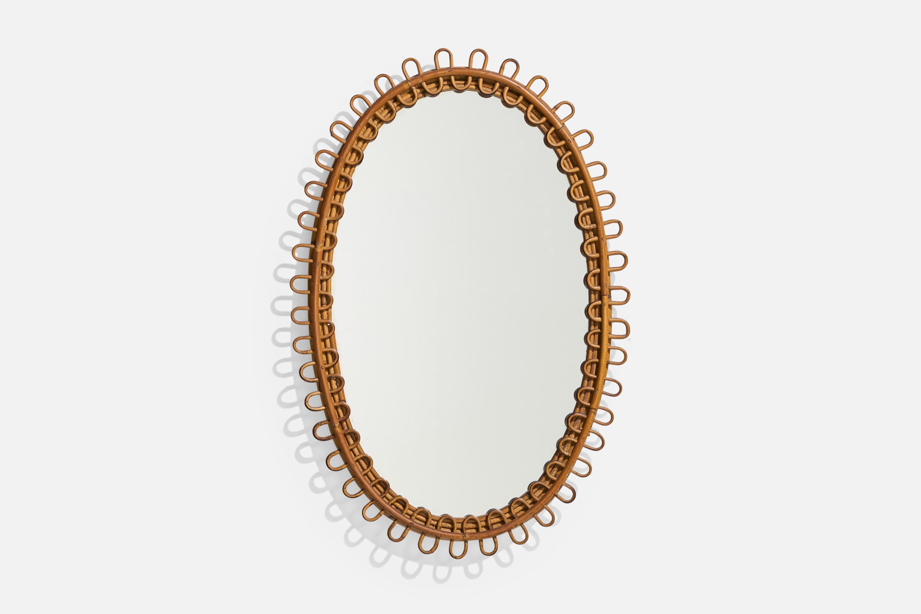 Un miroir mural ovale en rotin conçu et produit par un designer italien, Italie, années 1950-1960.
 