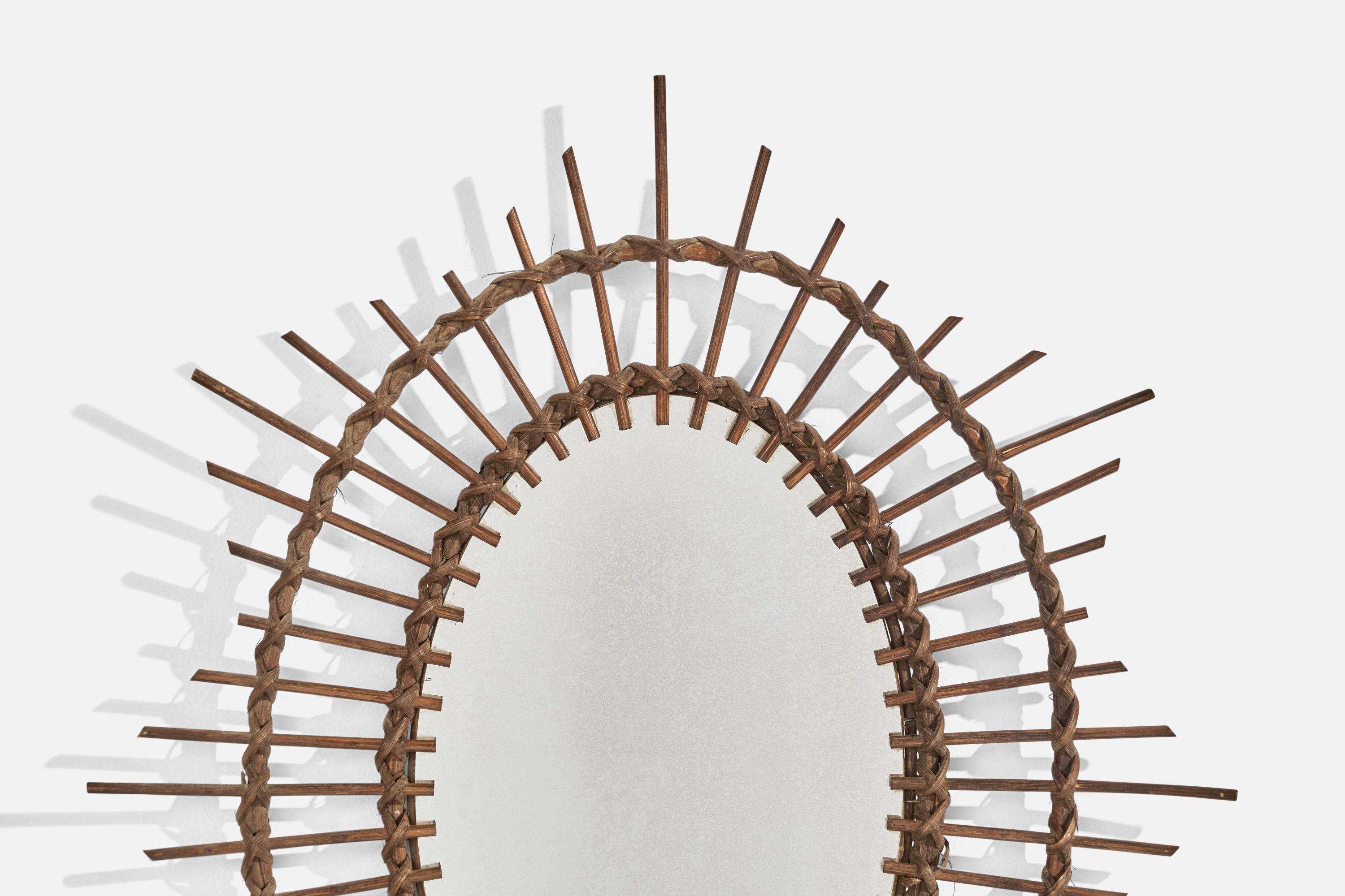 Italienischer italienischer Designer, ovaler Wandspiegel, Rattan, Spiegelglas, Italien, ca. 1950er Jahre im Zustand „Gut“ im Angebot in High Point, NC
