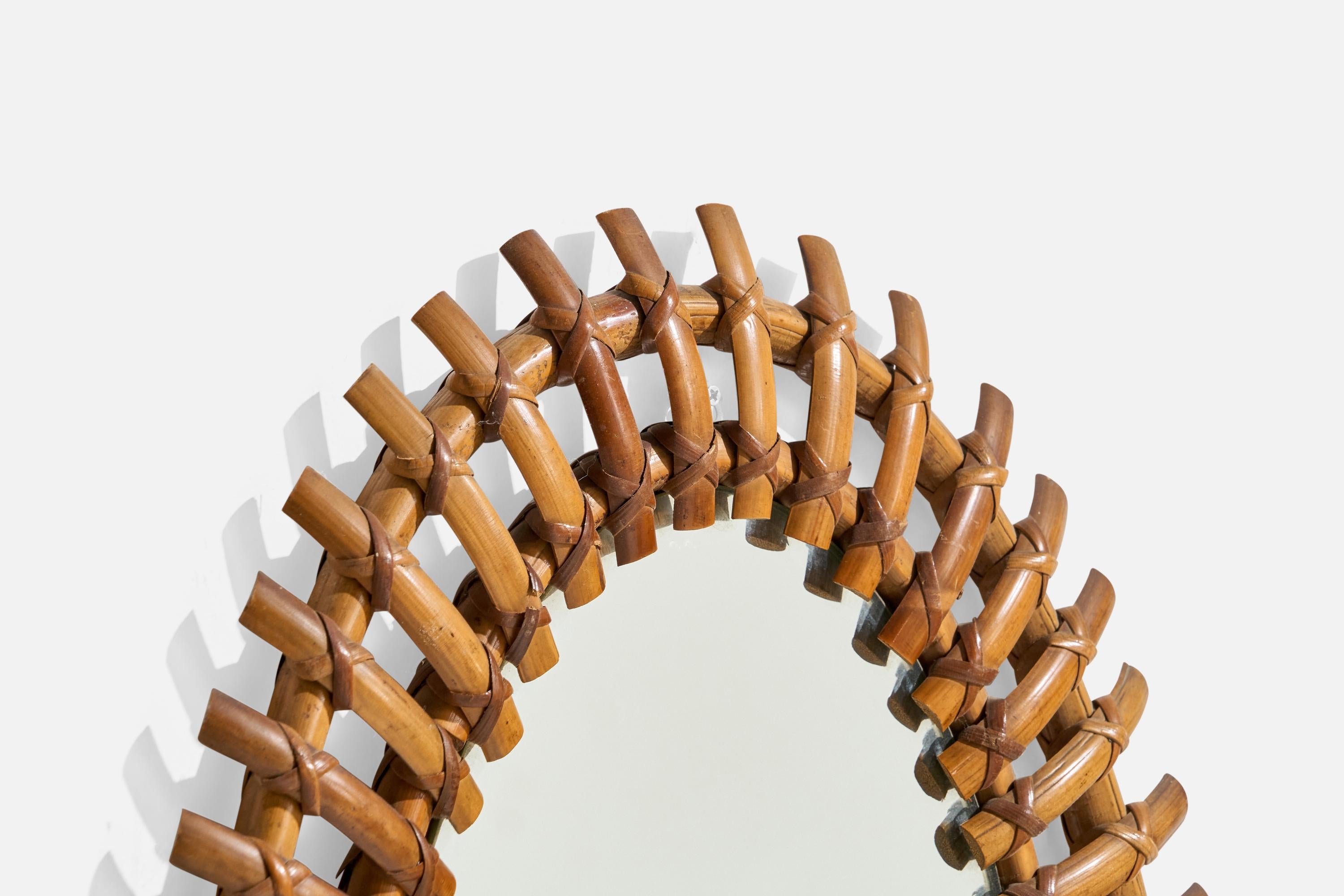Diseñador italiano, Espejo de pared ovalado, ratán, cristal de espejo, Italia, c. 1950 Italiano en venta