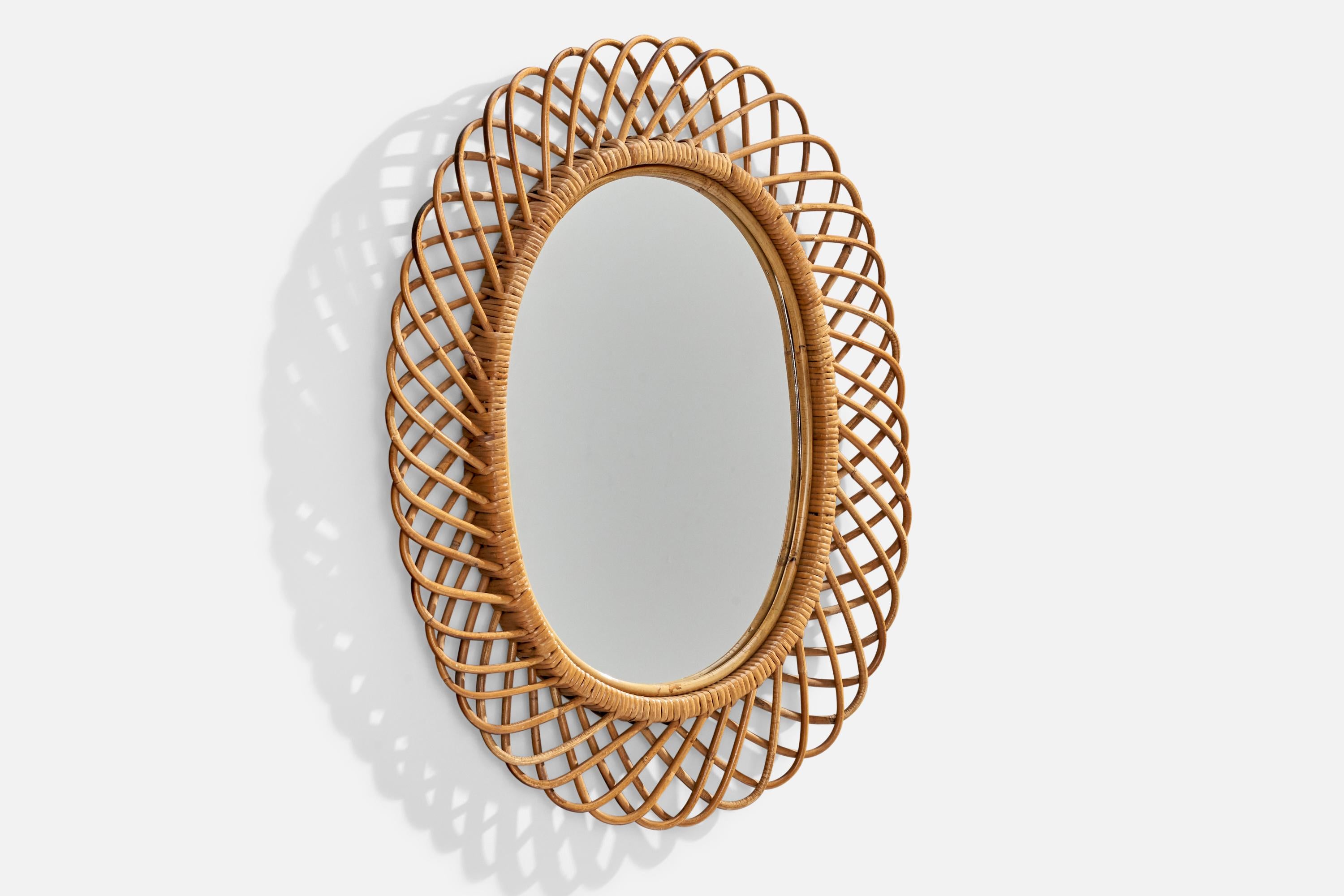Italienischer italienischer Designer, ovaler Wandspiegel, Rattan, Spiegelglas, Italien, ca. 1950er Jahre im Zustand „Gut“ im Angebot in High Point, NC