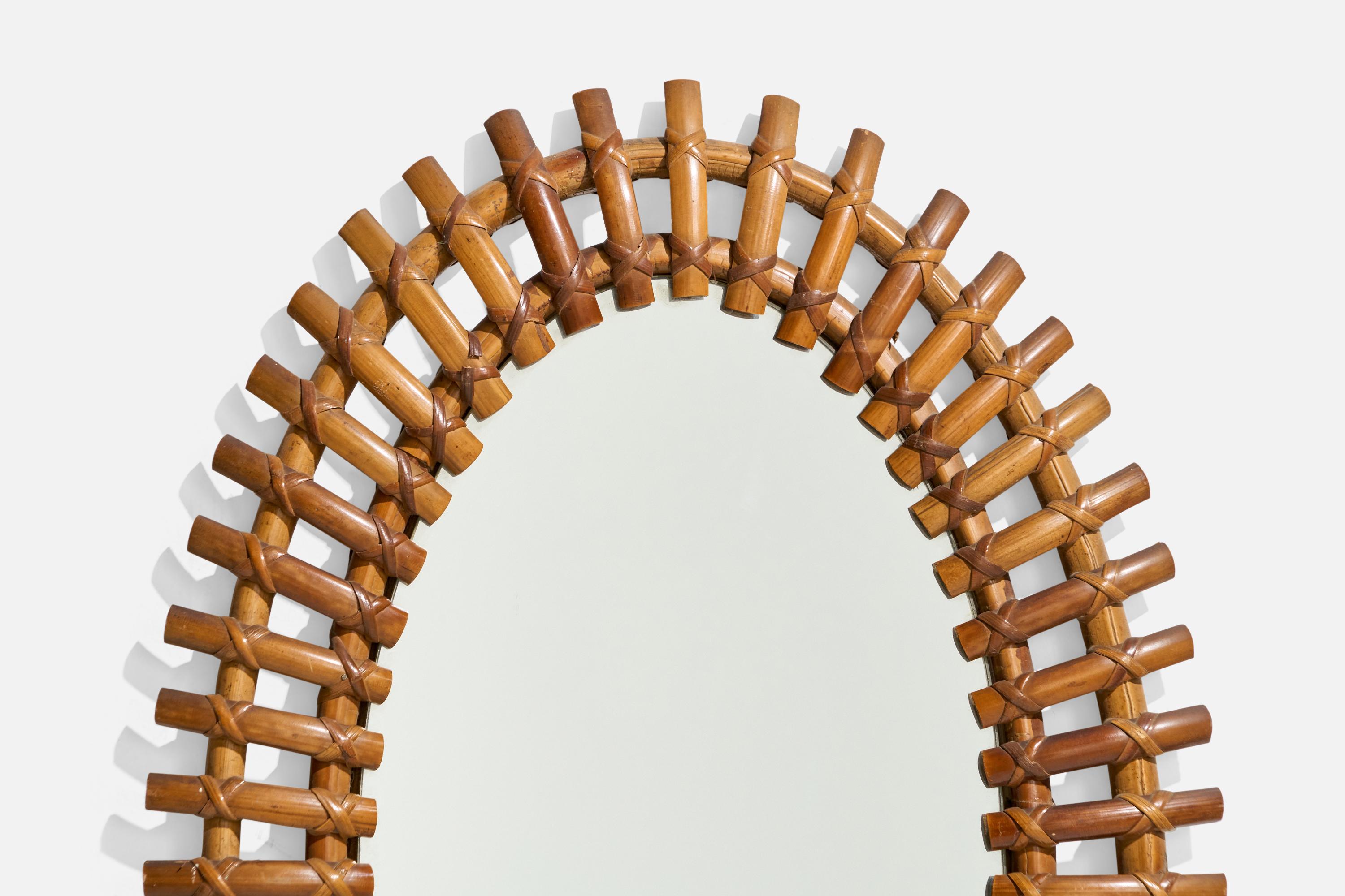 Diseñador italiano, Espejo de pared ovalado, ratán, cristal de espejo, Italia, c. 1950 en Bueno estado para la venta en High Point, NC