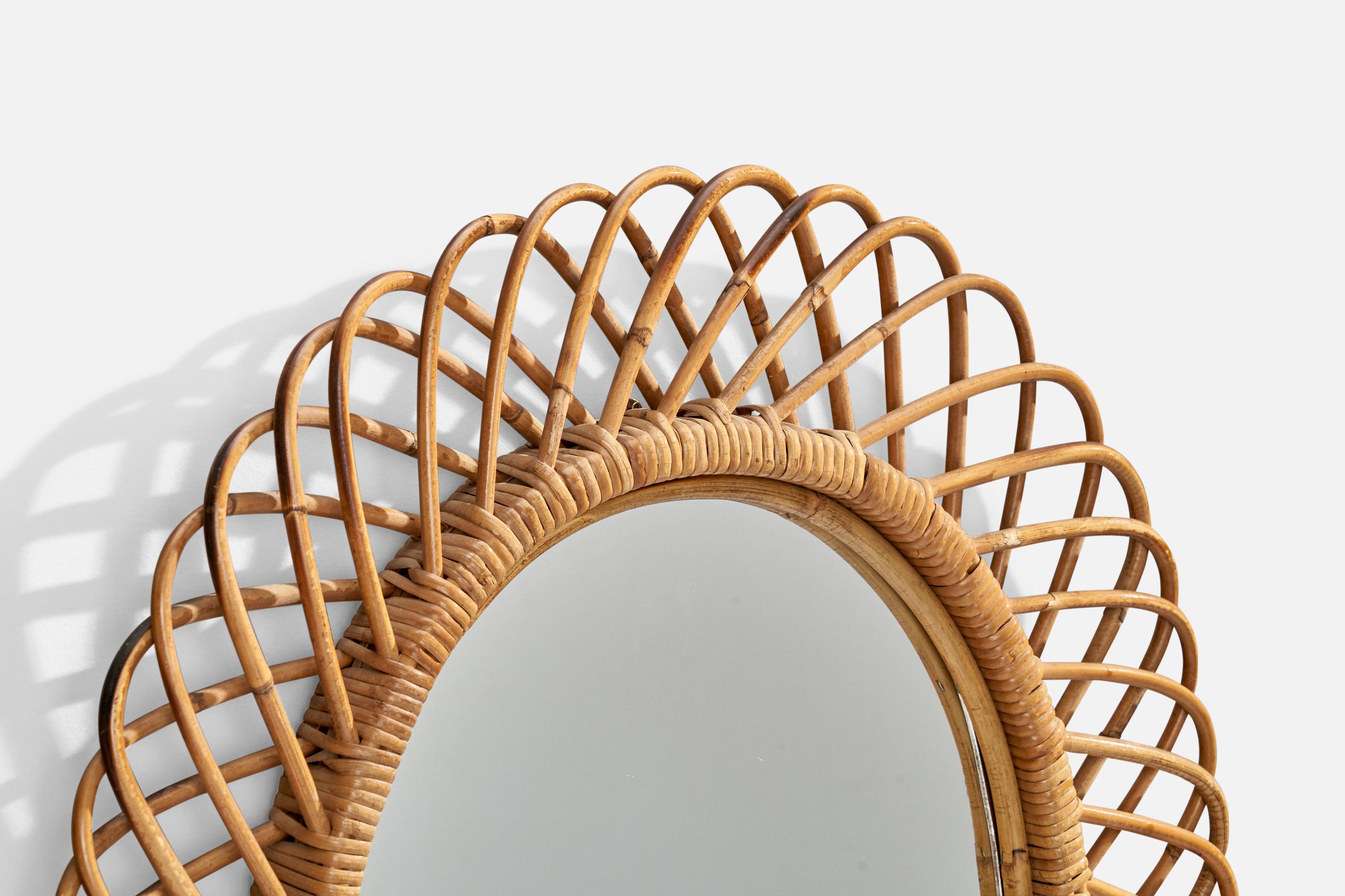 Italienischer italienischer Designer, ovaler Wandspiegel, Rattan, Spiegelglas, Italien, ca. 1950er Jahre (Mitte des 20. Jahrhunderts) im Angebot