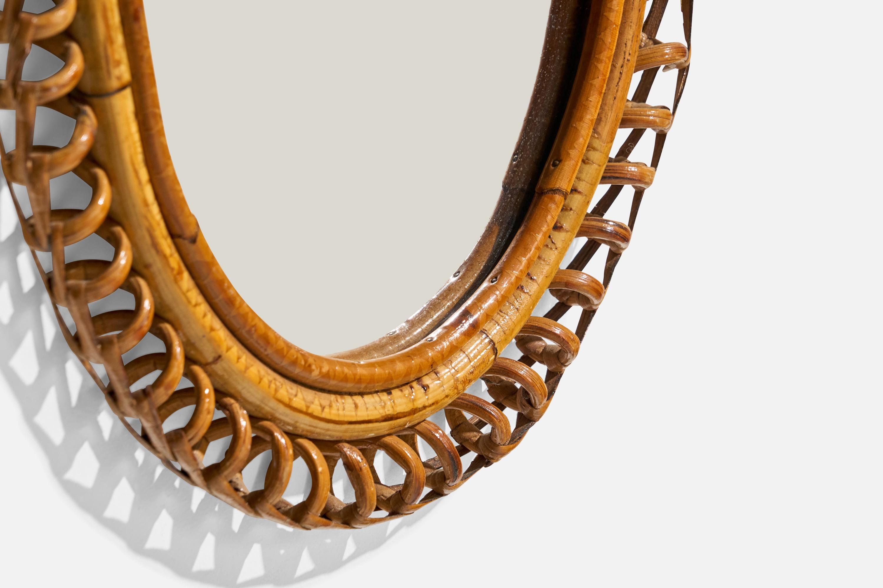 Specchio da parete ovale di design italiano, rattan, vetro a specchio, Italia, 1950 ca. In condizioni buone in vendita a High Point, NC