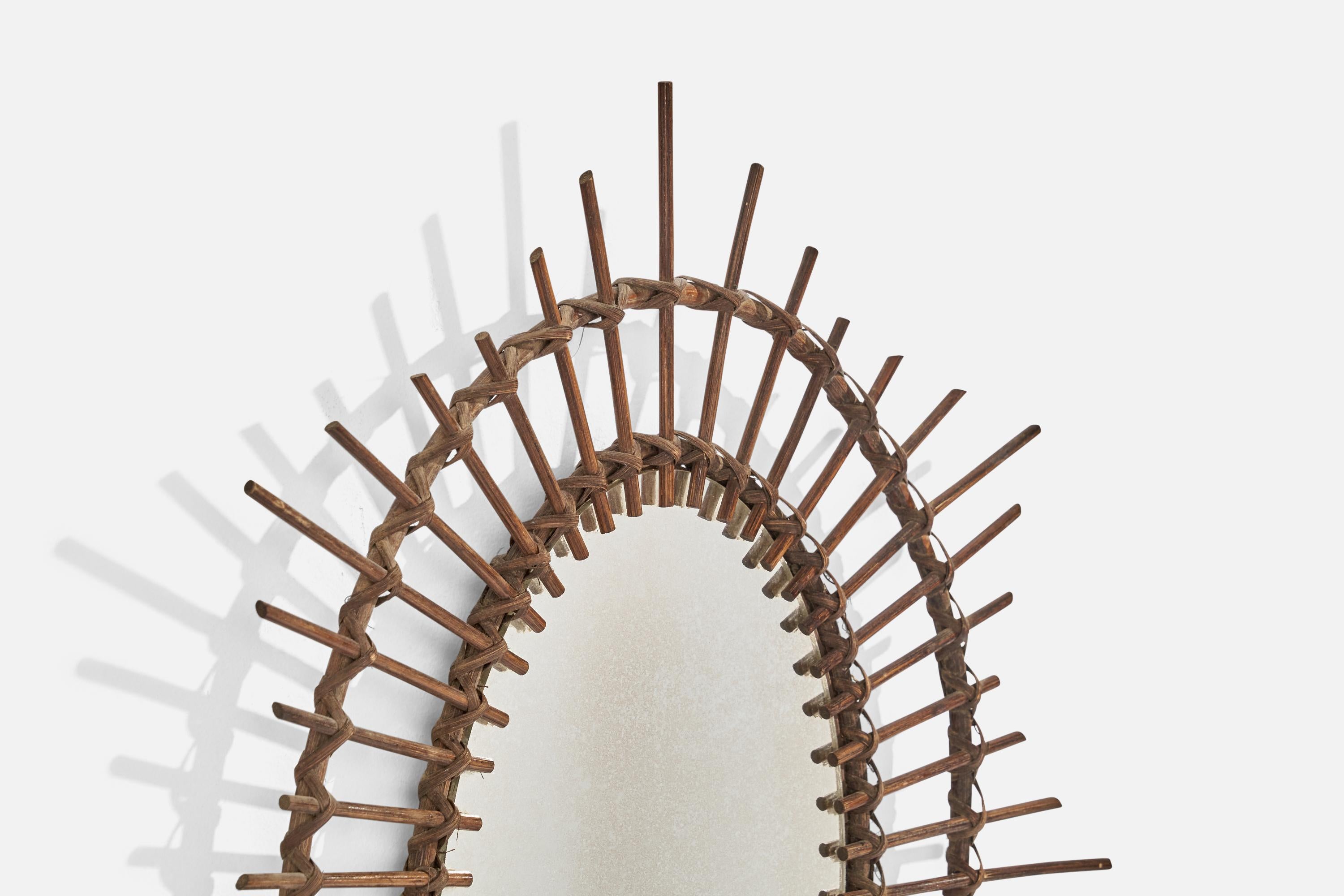Italienischer italienischer Designer, ovaler Wandspiegel, Rattan, Spiegelglas, Italien, ca. 1950er Jahre im Angebot 1